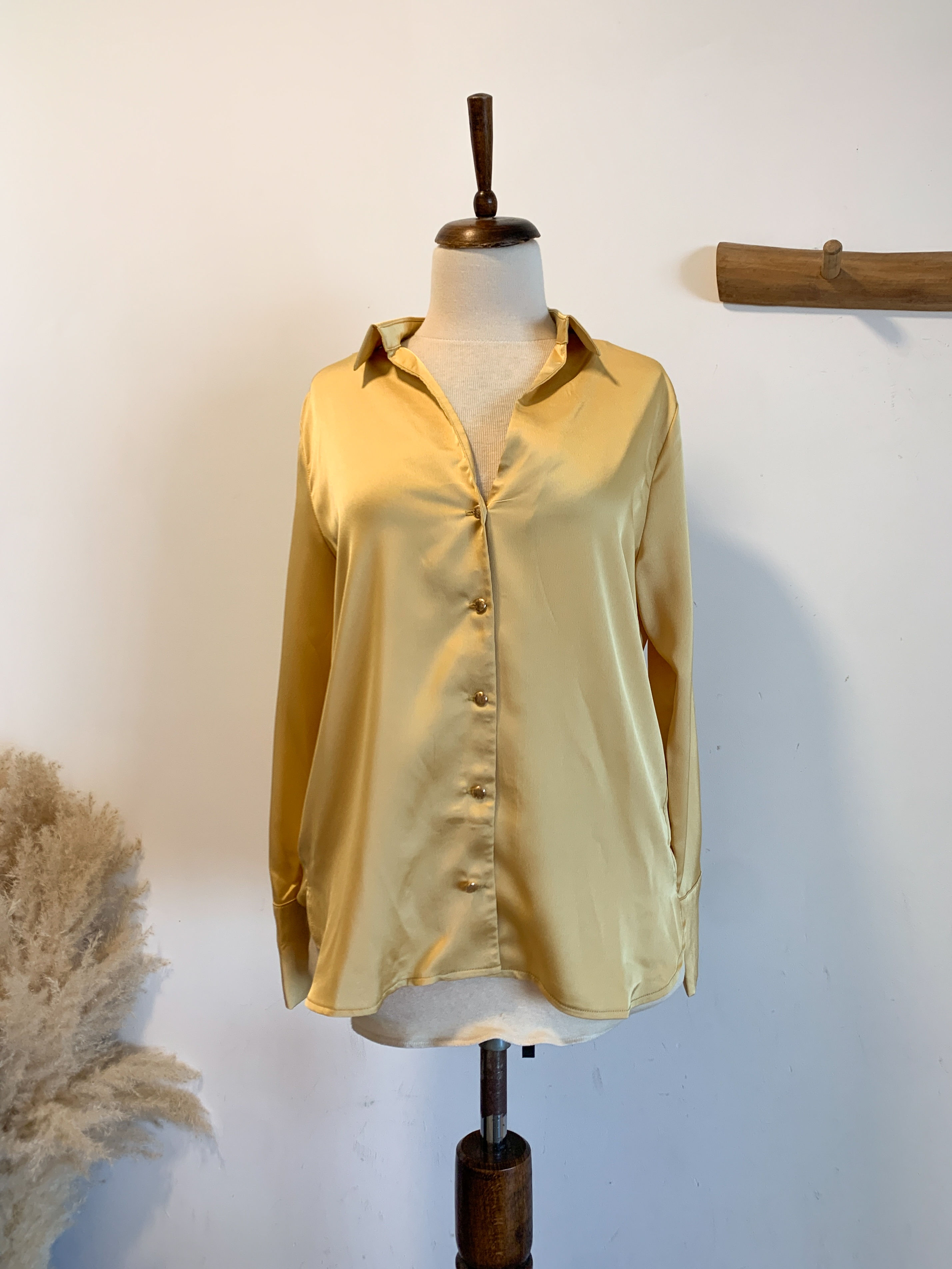 מכופתרת צהובה מבריקה מנגו