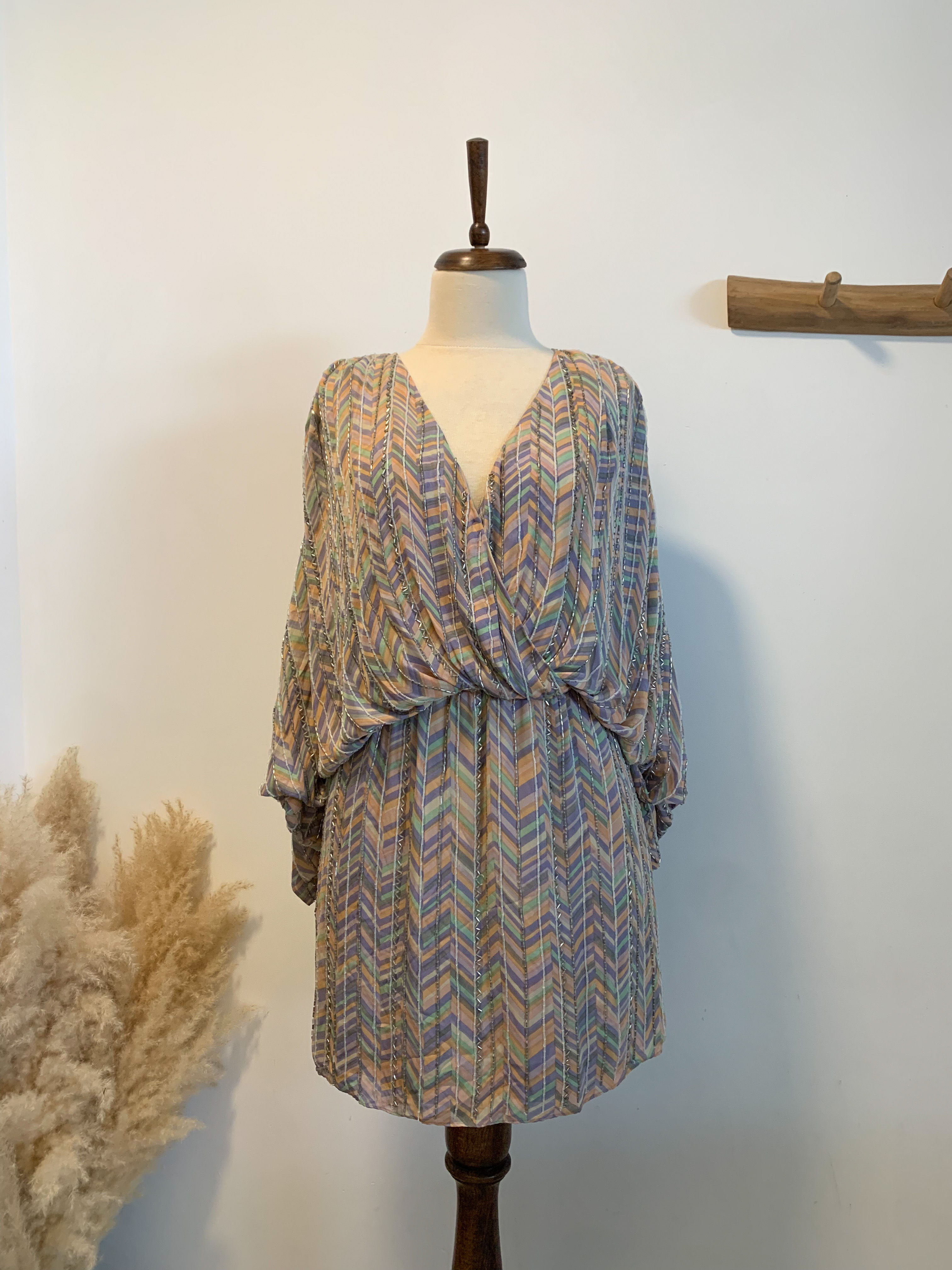 שמלה צבעונית דיטייל חרוזים ושרוול עטלף