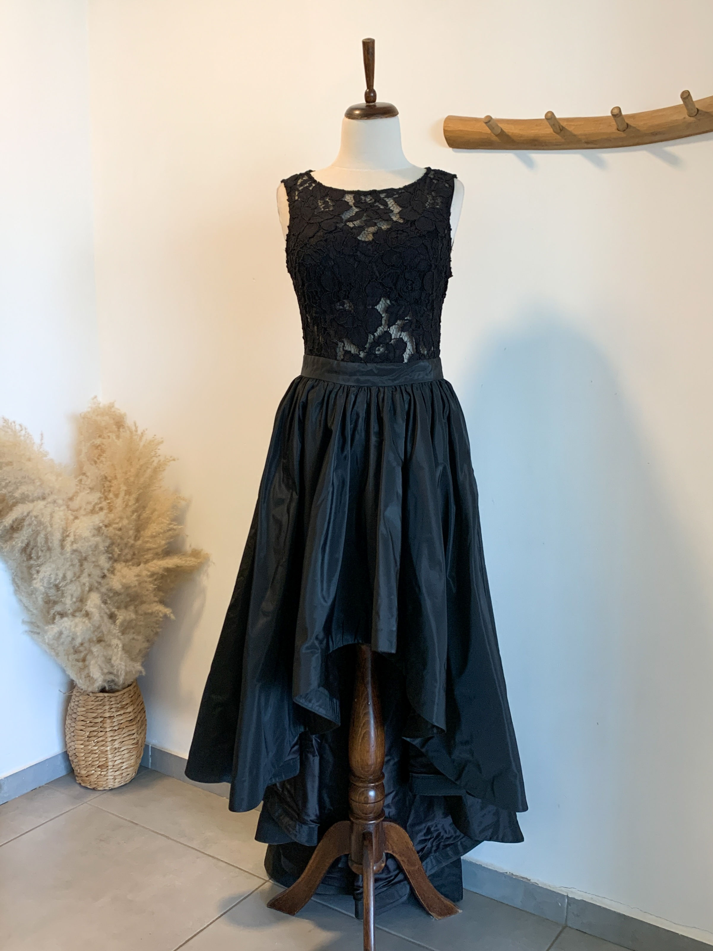 שמלת ערב שחורה תחרה בחזה bebe