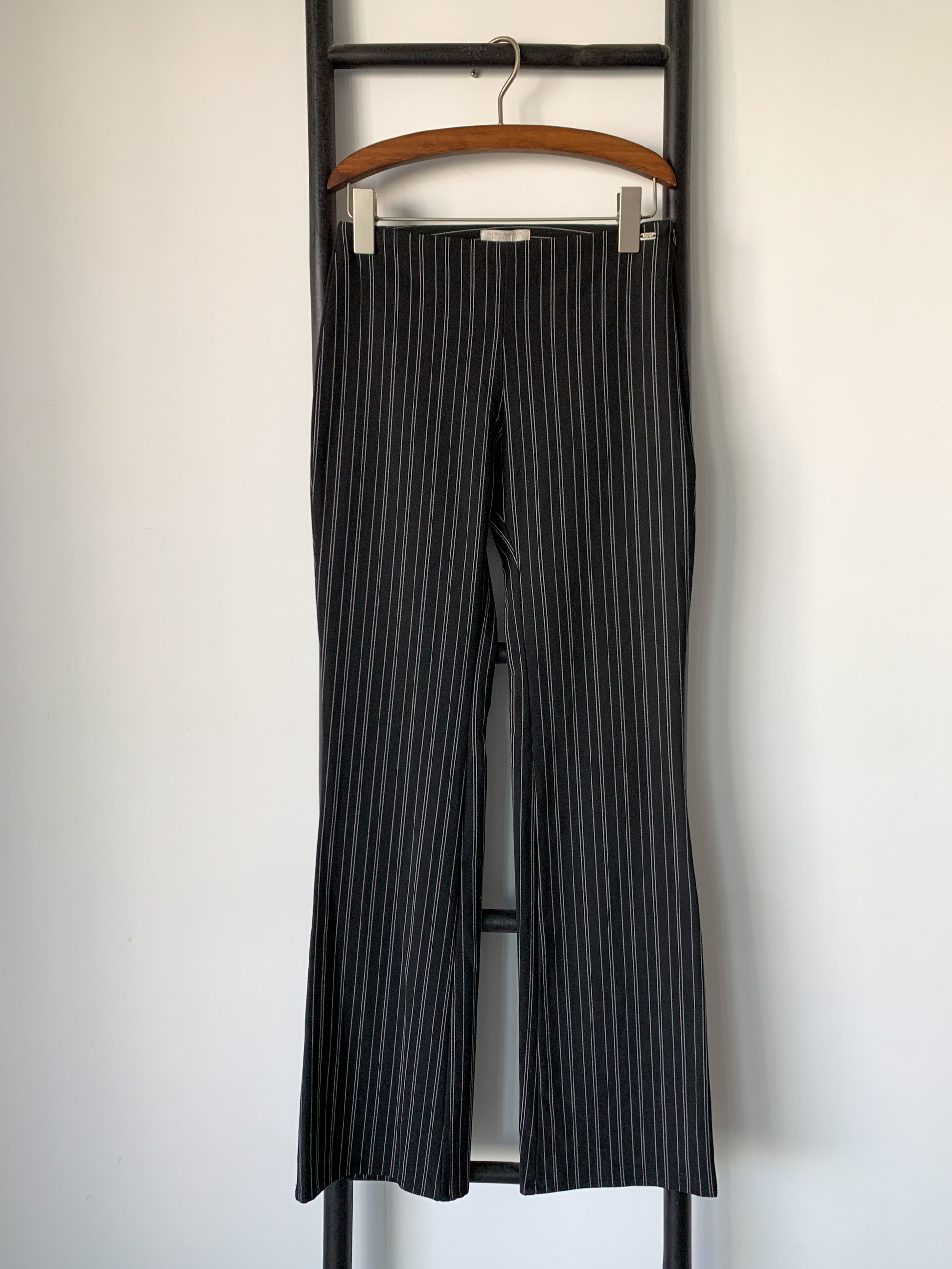 מכנס שחור פסים מתרחב
