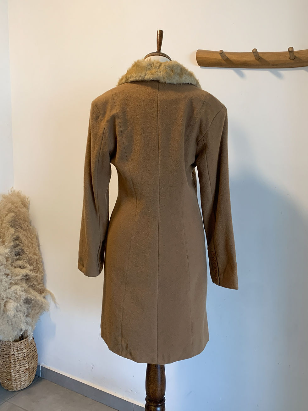 תמונה ממוזערת: מעיל חום מידי עם פרווה בצווארון