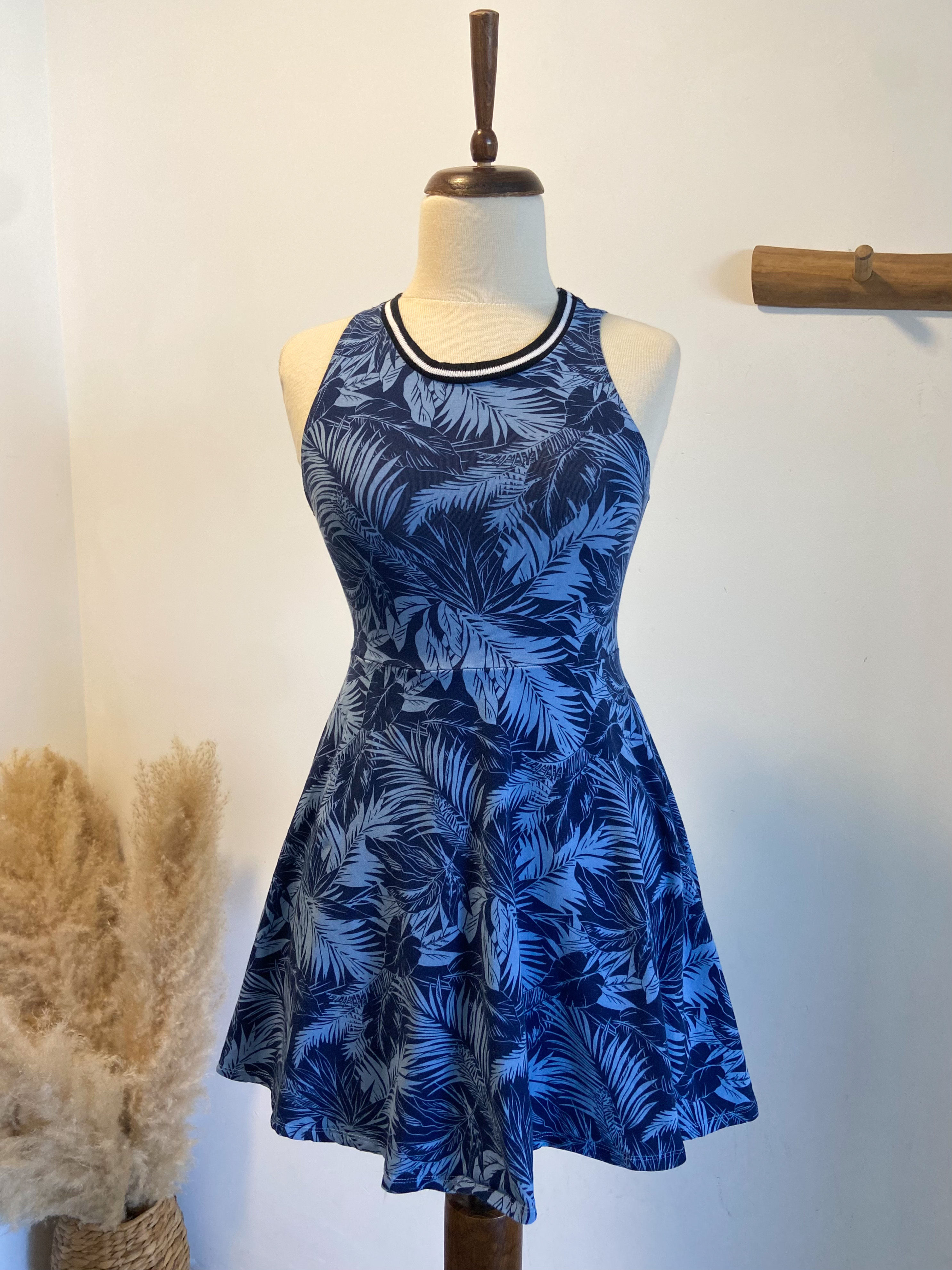 שמלה כחולה פרינט עלים PINK