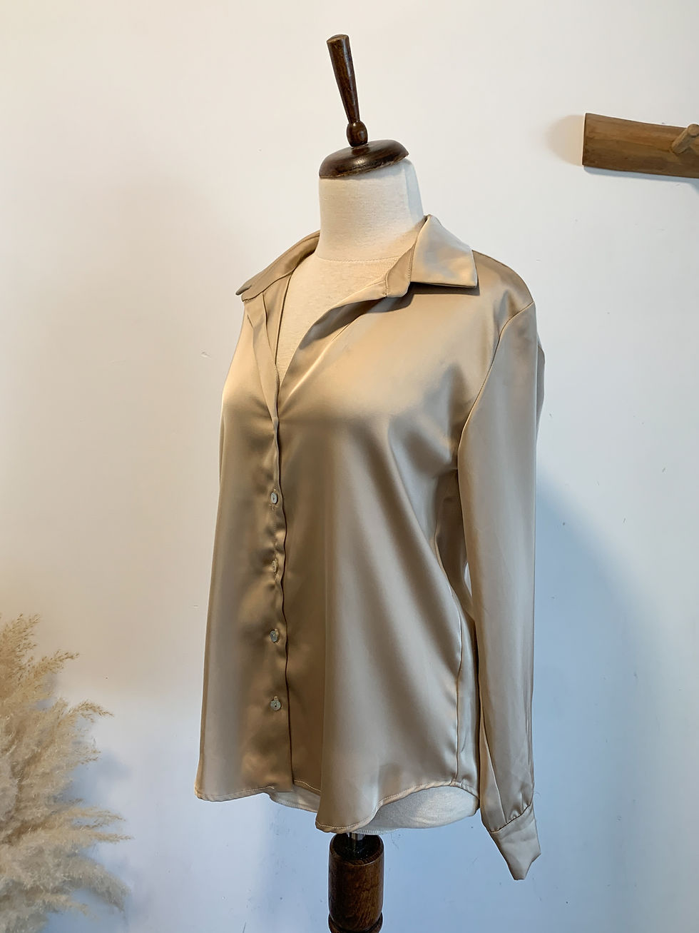 תמונה ממוזערת: חולצה מכופתרת בז' מבריקה