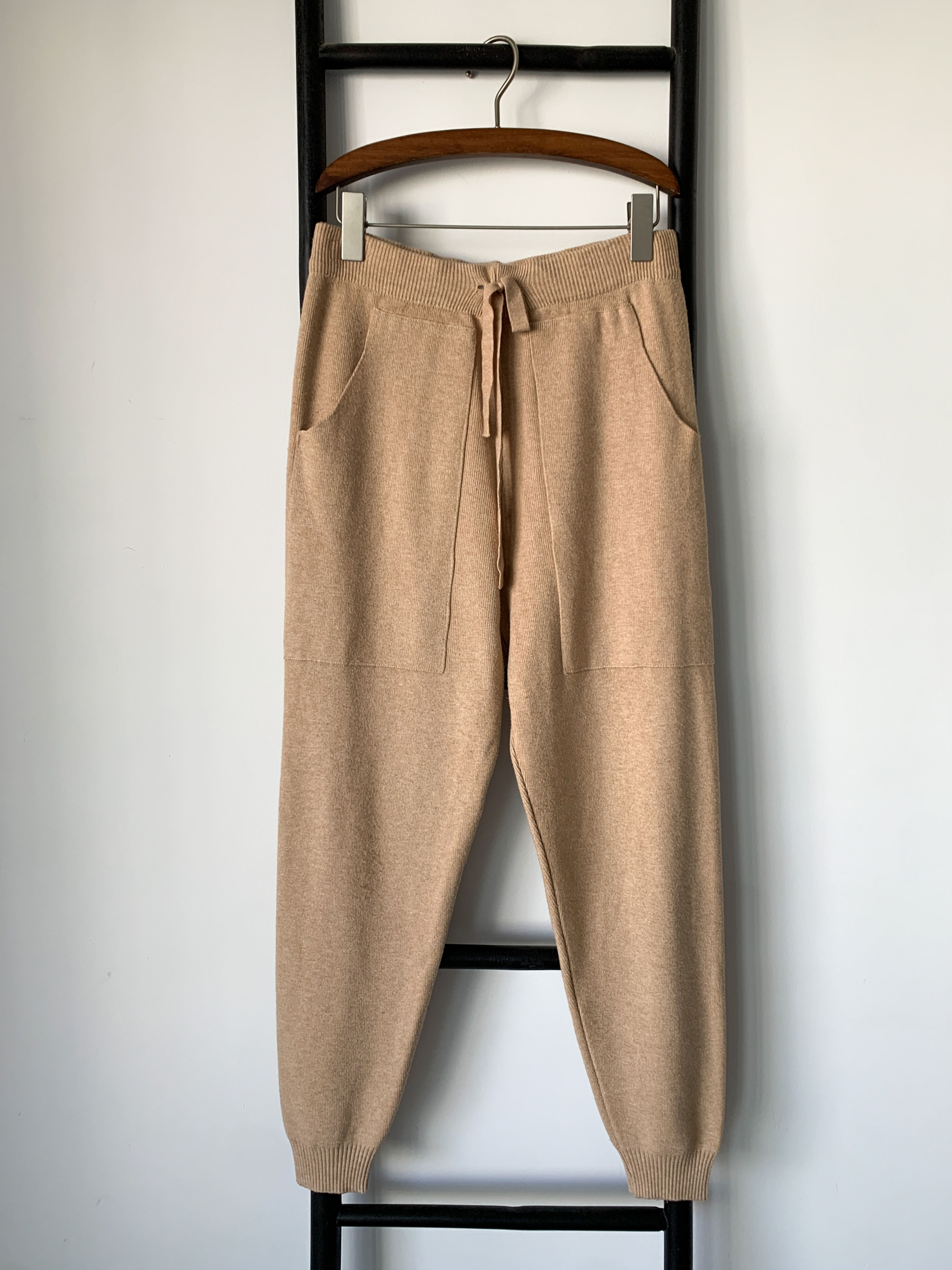 מכנס סריג בז' עם כיסים