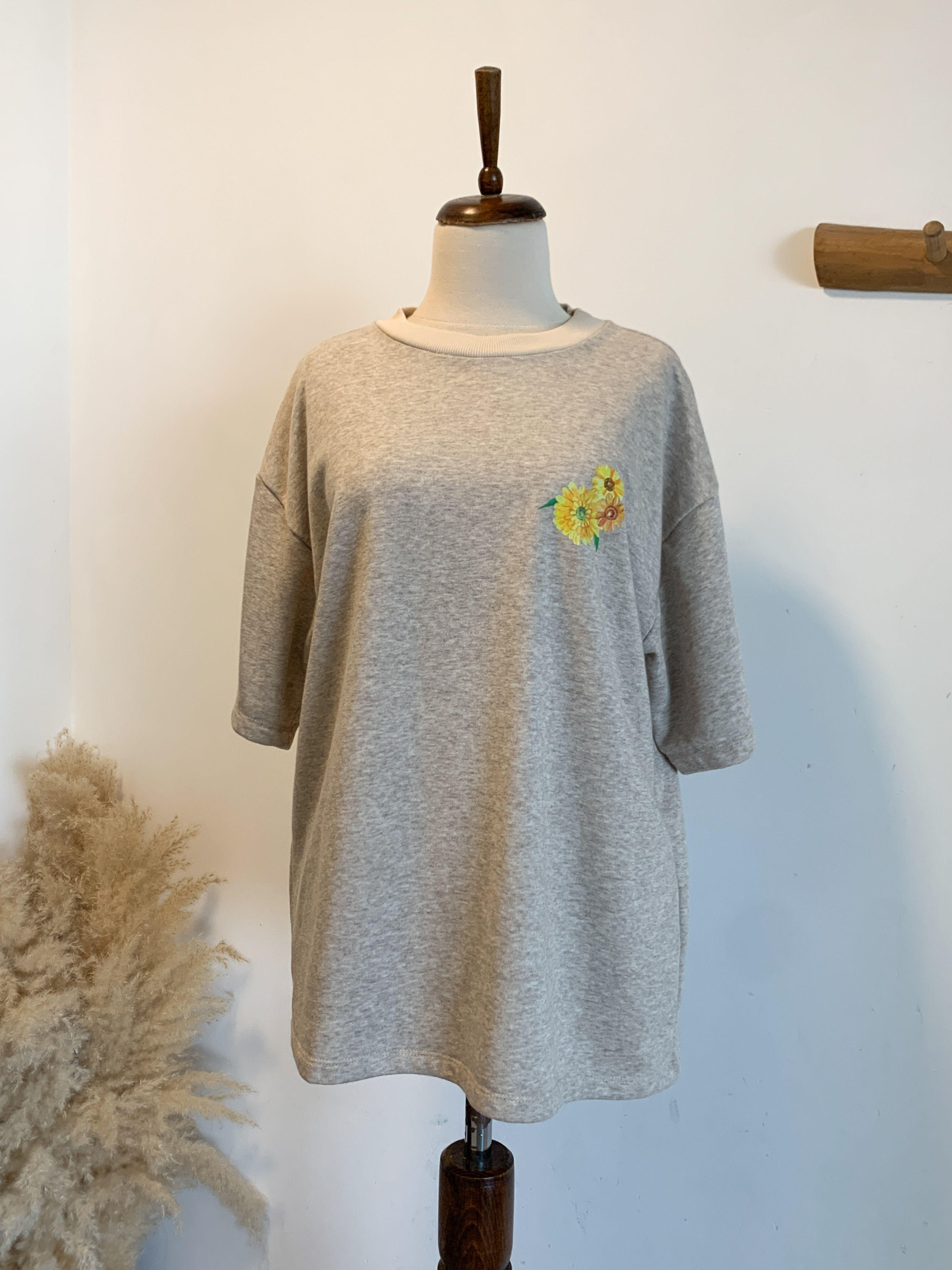 טי שירט בז' הדפס פרחים בחזה