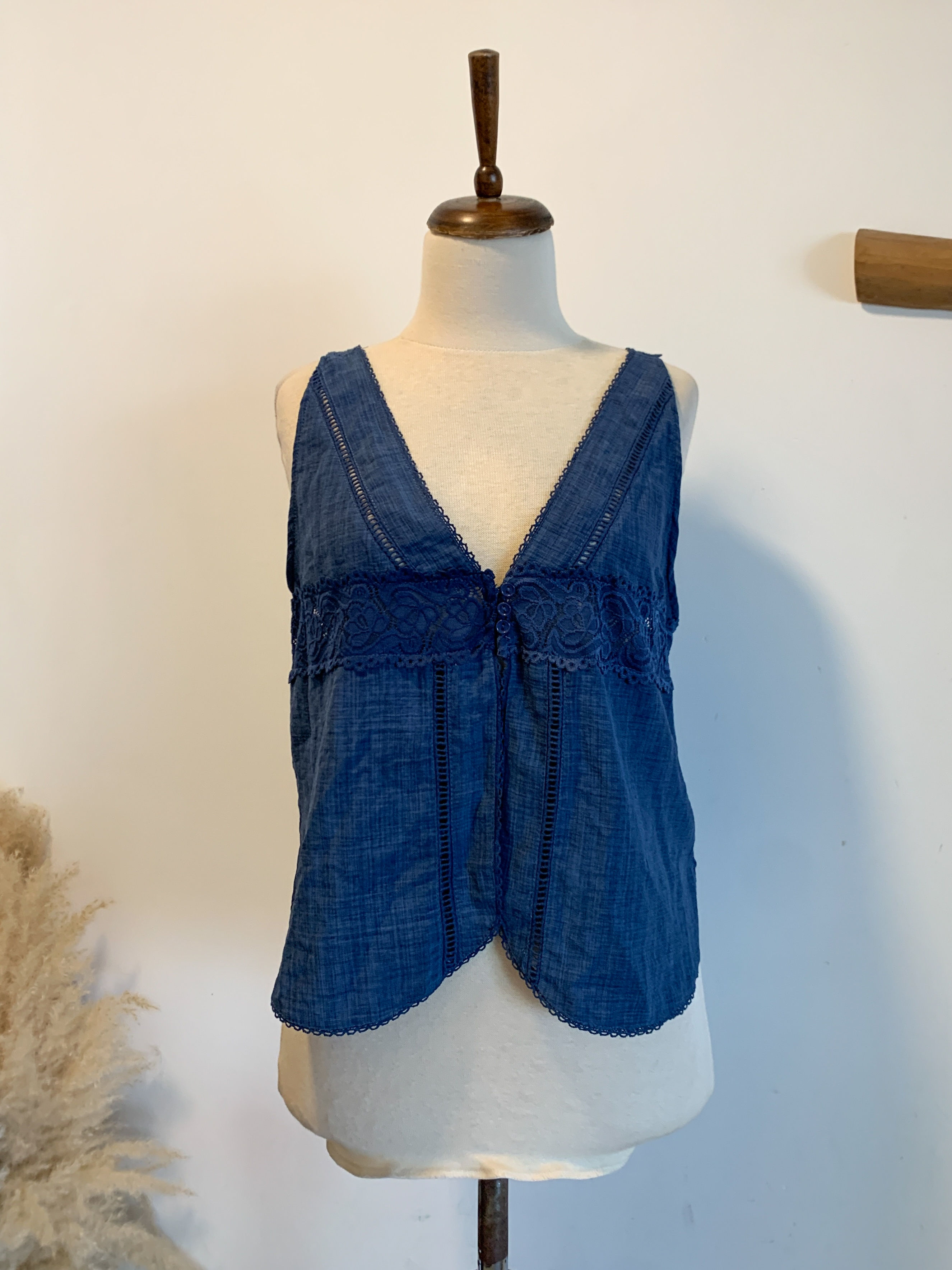 גופייה כחולה עם תחרה יאנגה