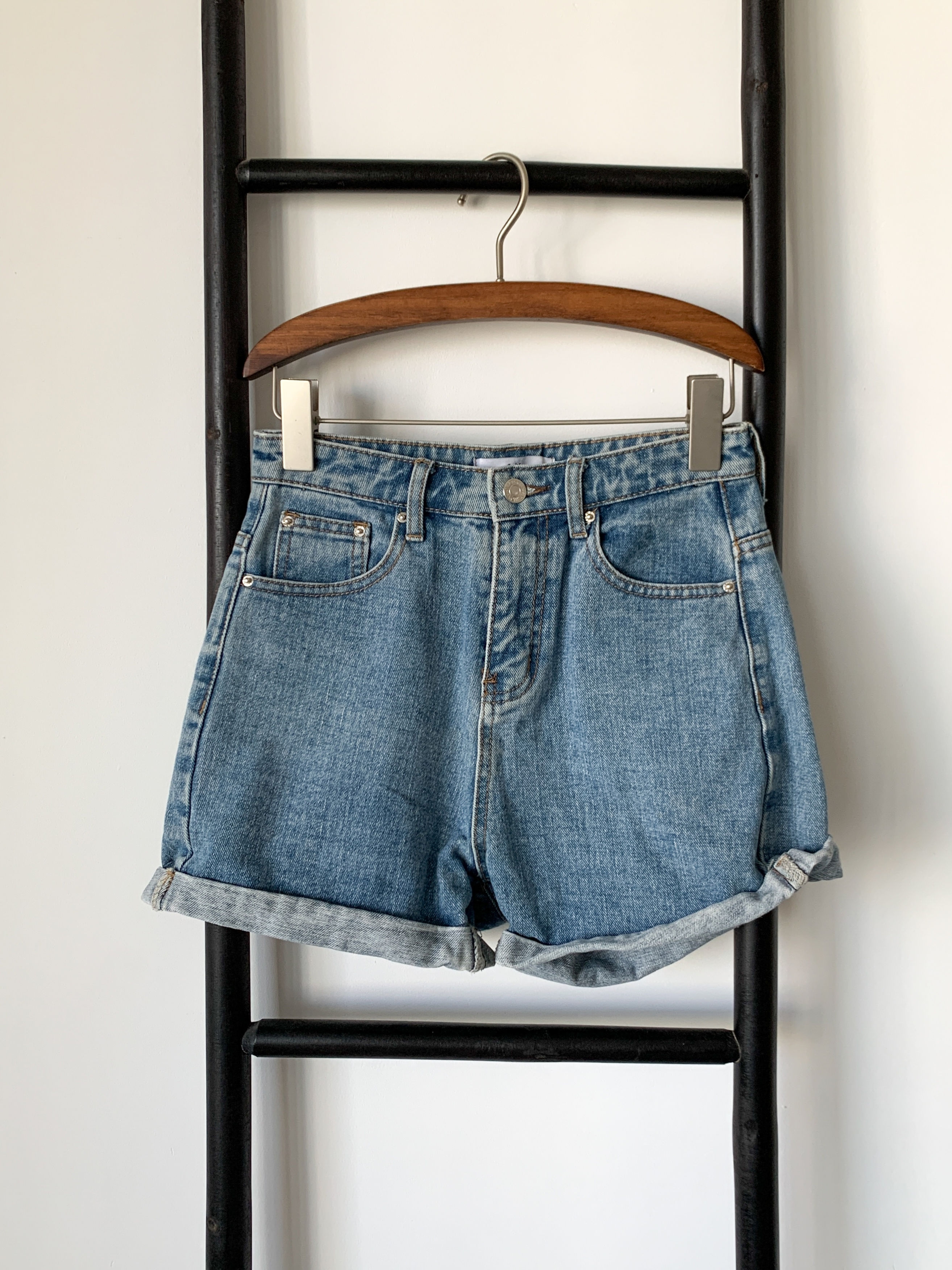 ג'ינס כחול קצר עדיקה