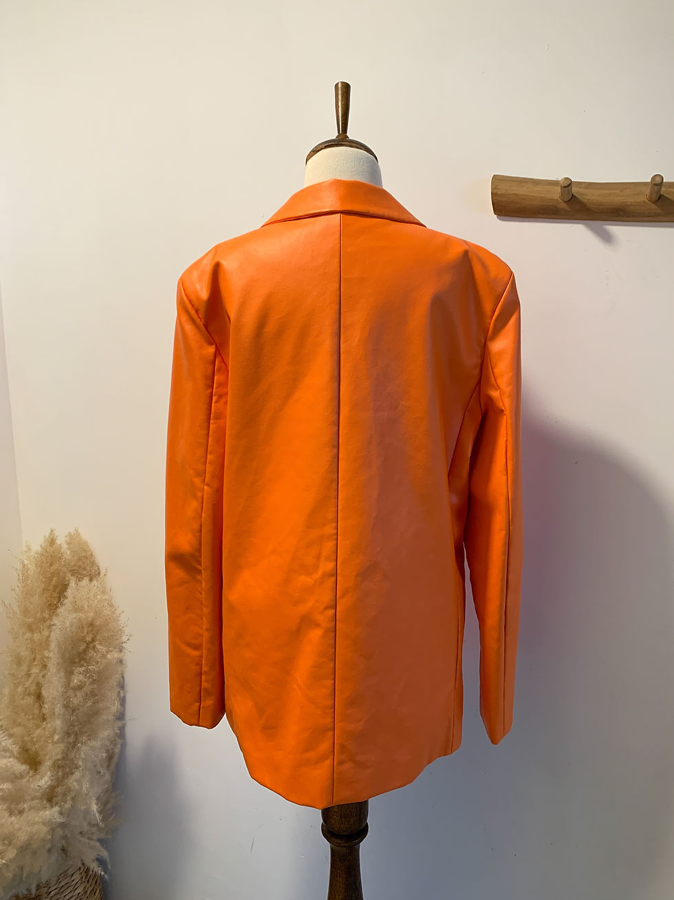 תמונה ממוזערת: בלייזר כתום דמוי עור