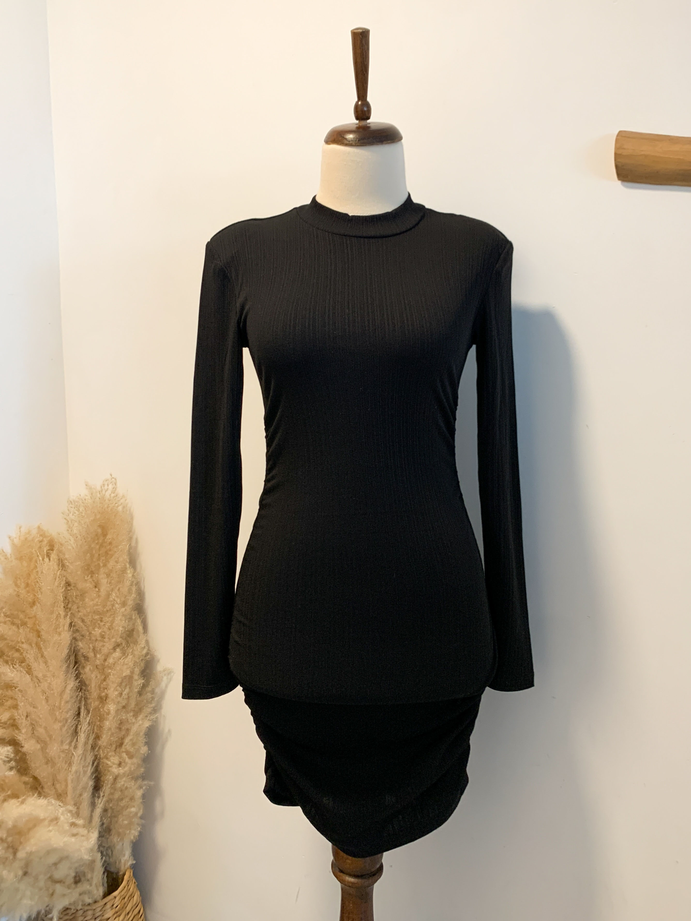 שמלת מיני שחורה כריות בכתפיים