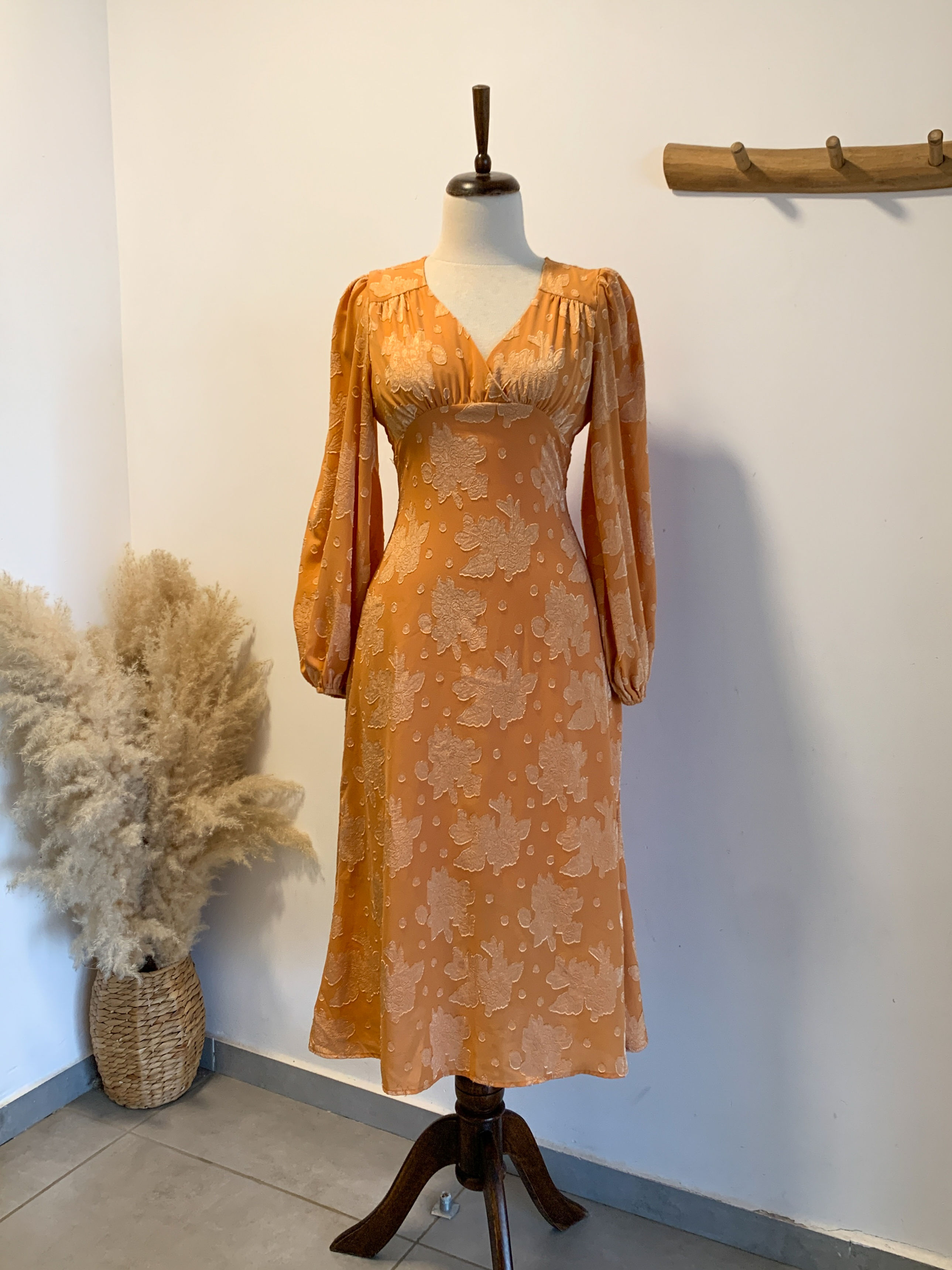 שמלת מידי כתומה רקמות פרחים