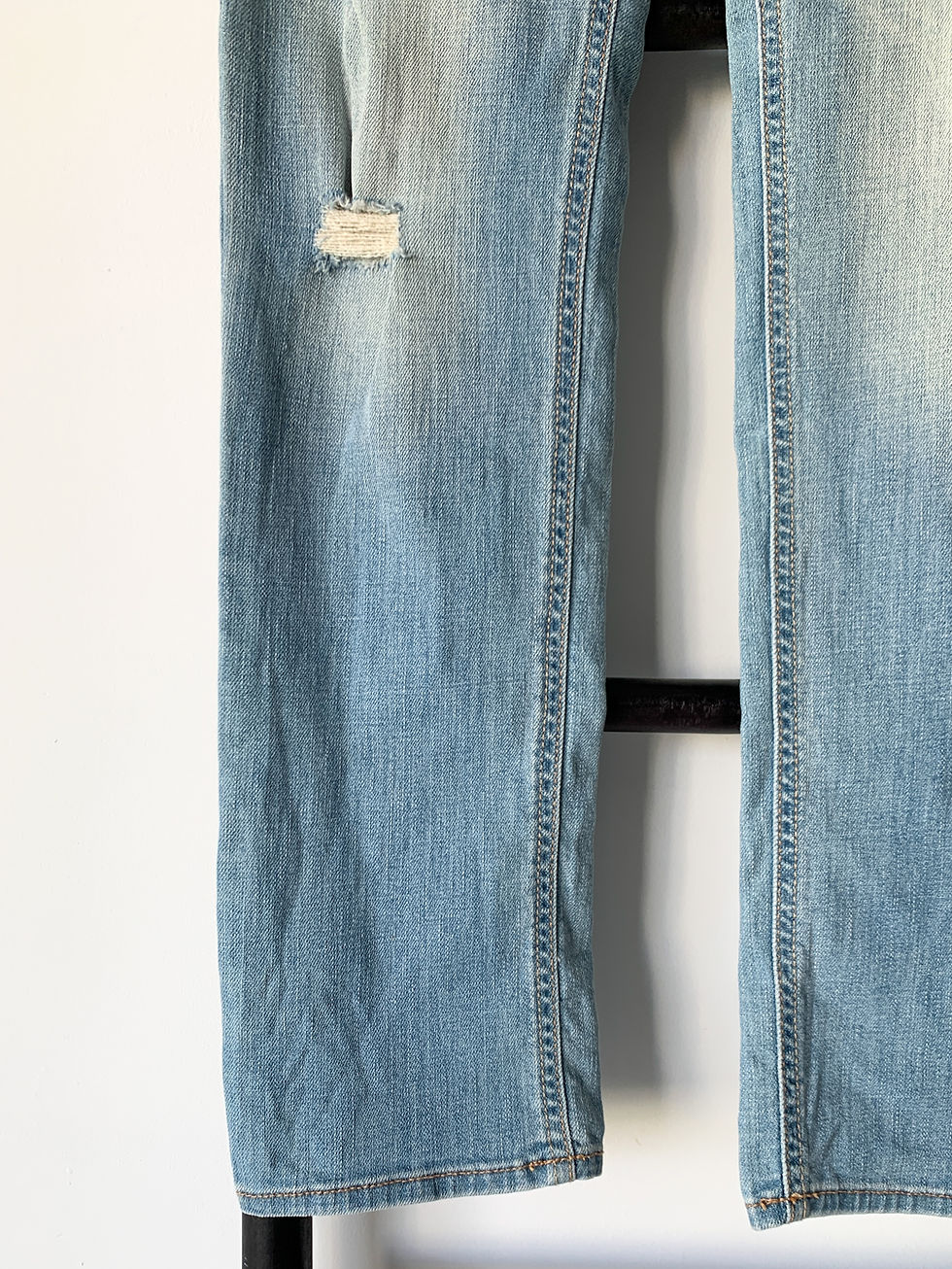 תמונה ממוזערת: ג'ינס כחול קרעים גזרה נמוכה הוליסטר