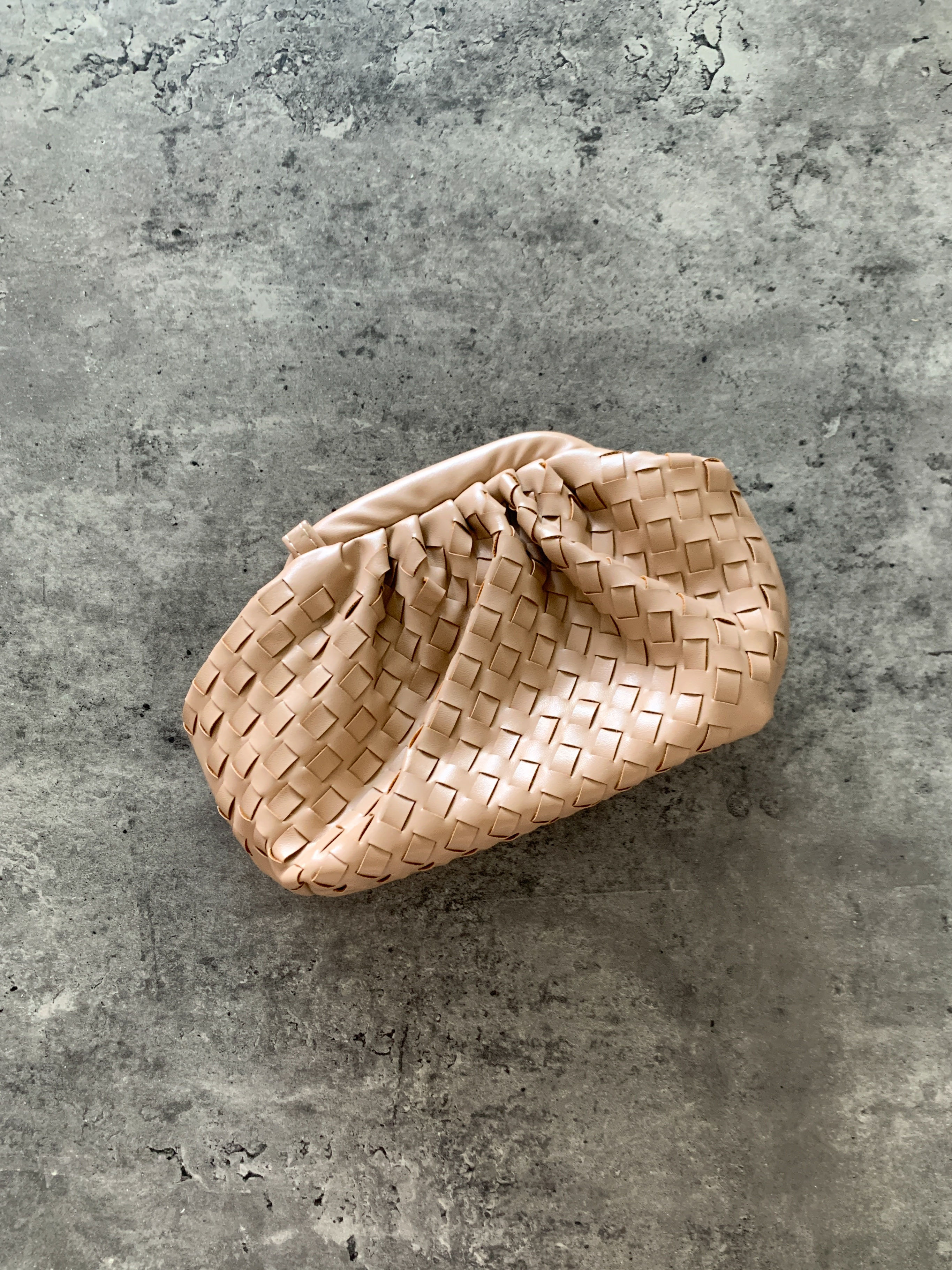 קלאץ'/תיק  צד בז' בסגנון קלוע