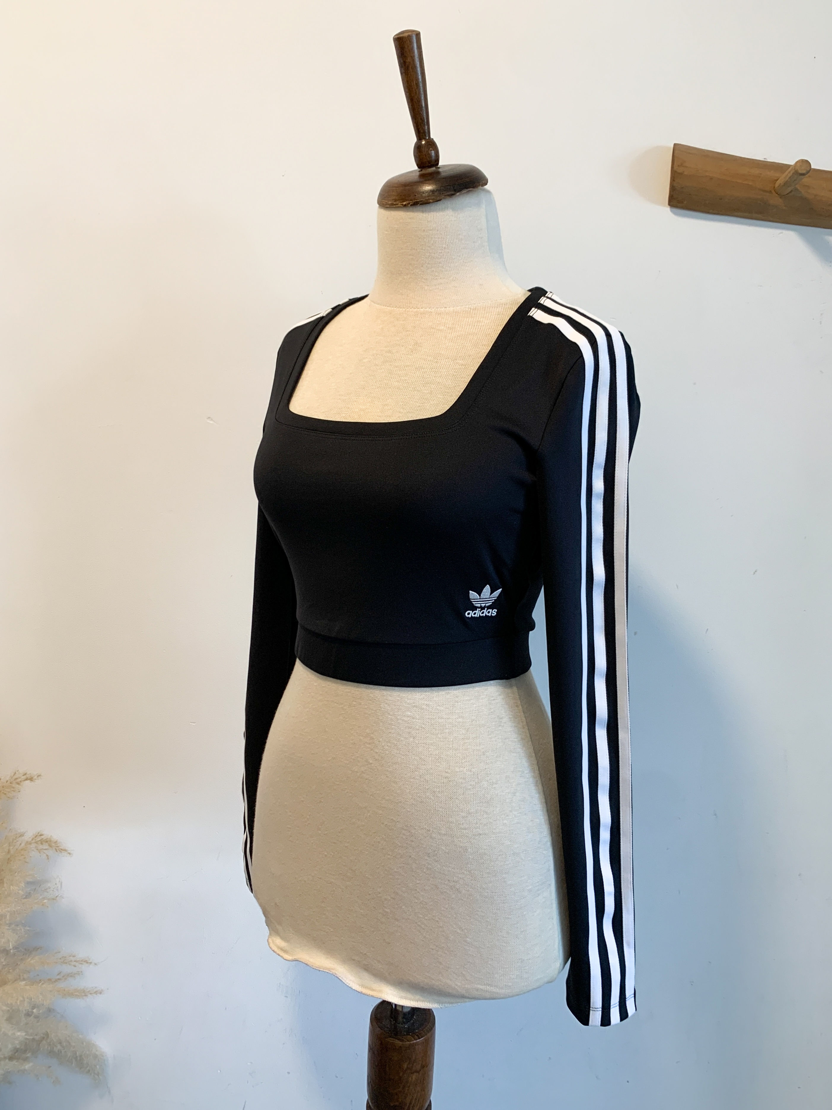 חולצת אימון קרופ שחורה אדידס