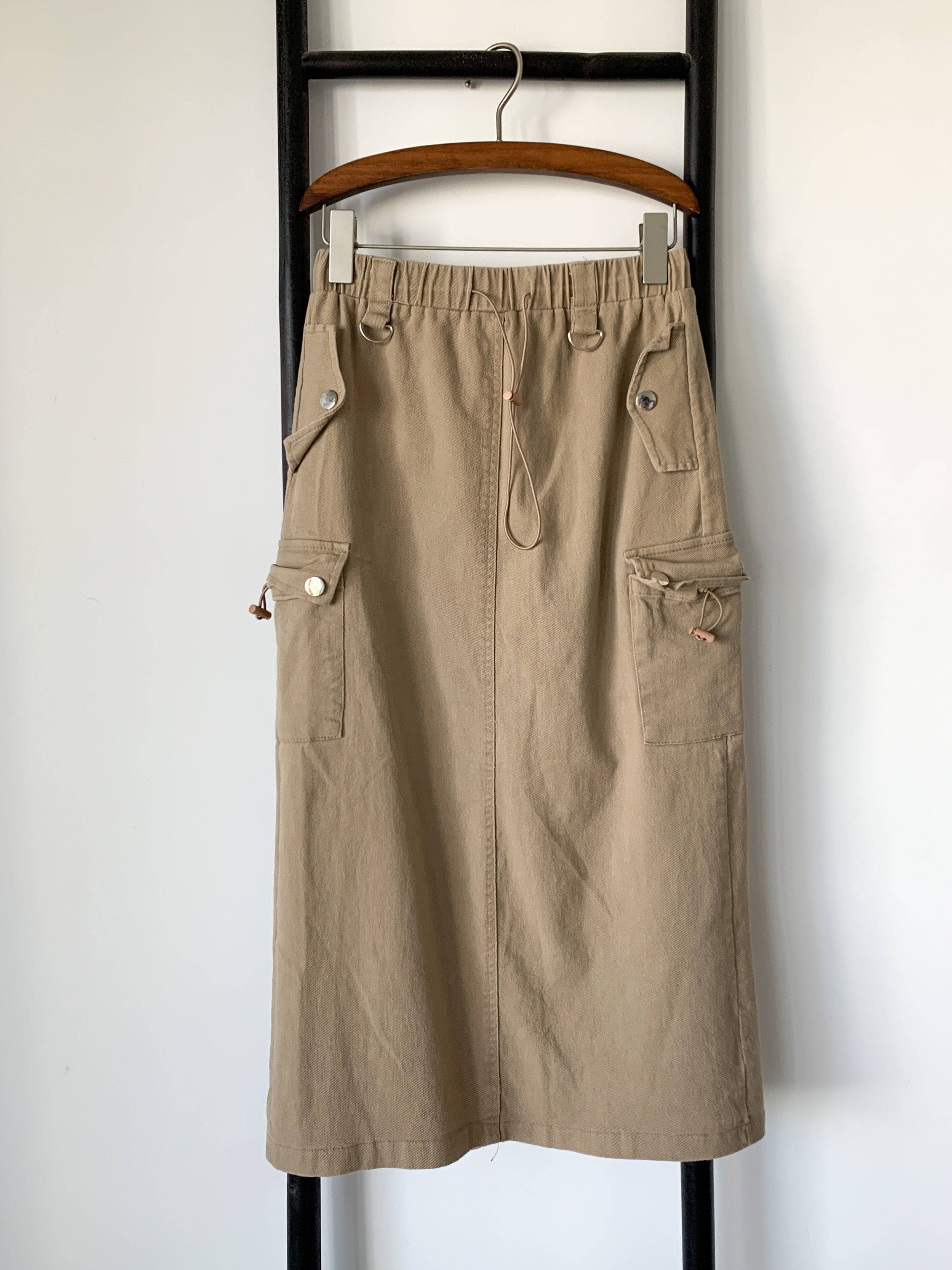 חצאית בז' דמוי ג'ינס עם גומי במותן