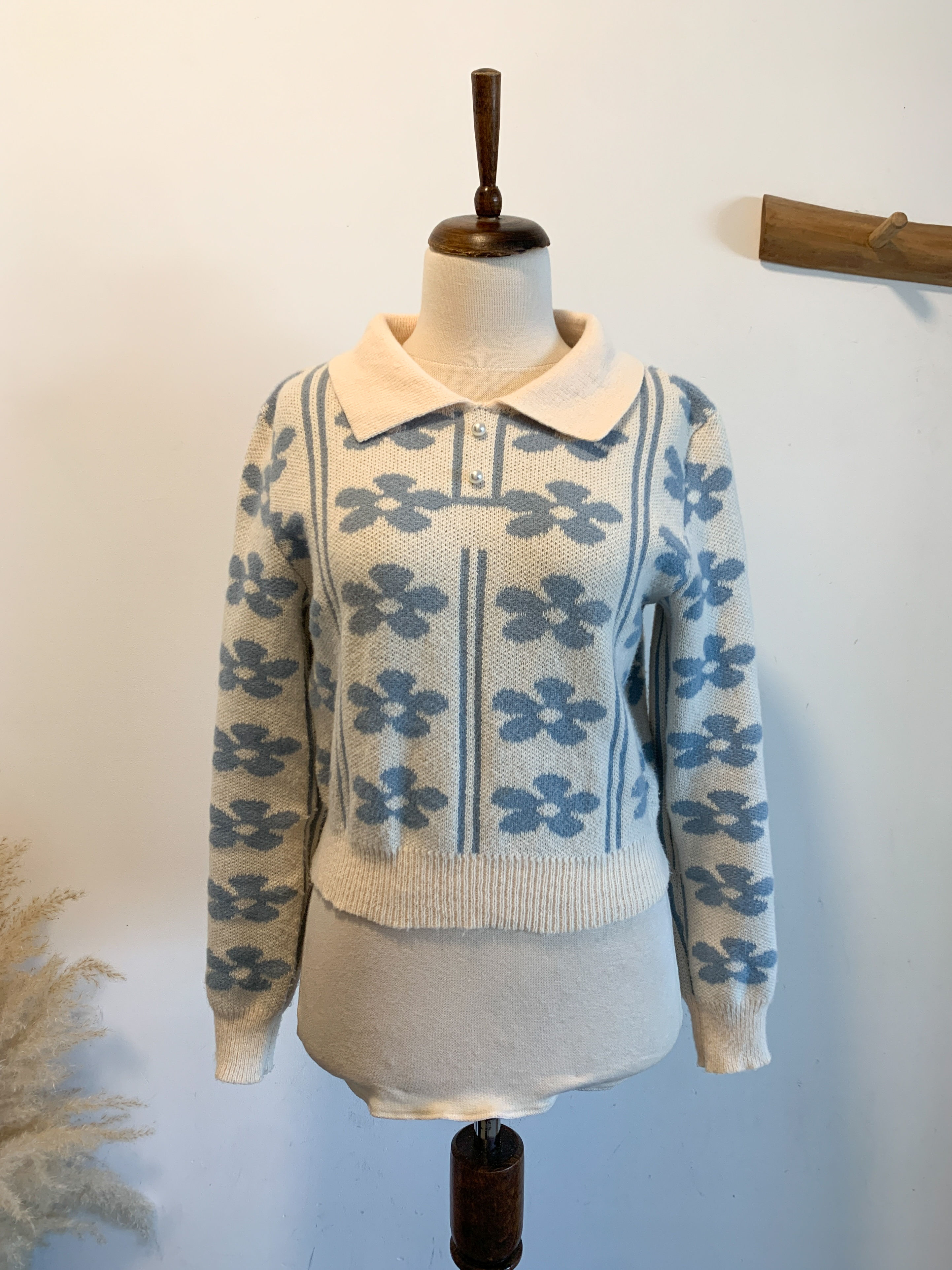 סריג תכלת פרחים עם צווארון