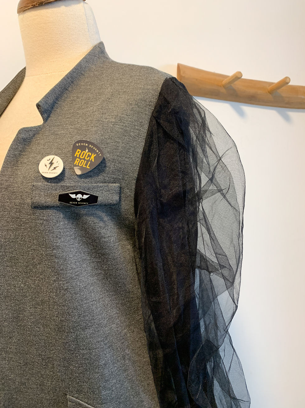 תמונה ממוזערת: ג'קט אפור עם שרוולי טול נפוחים