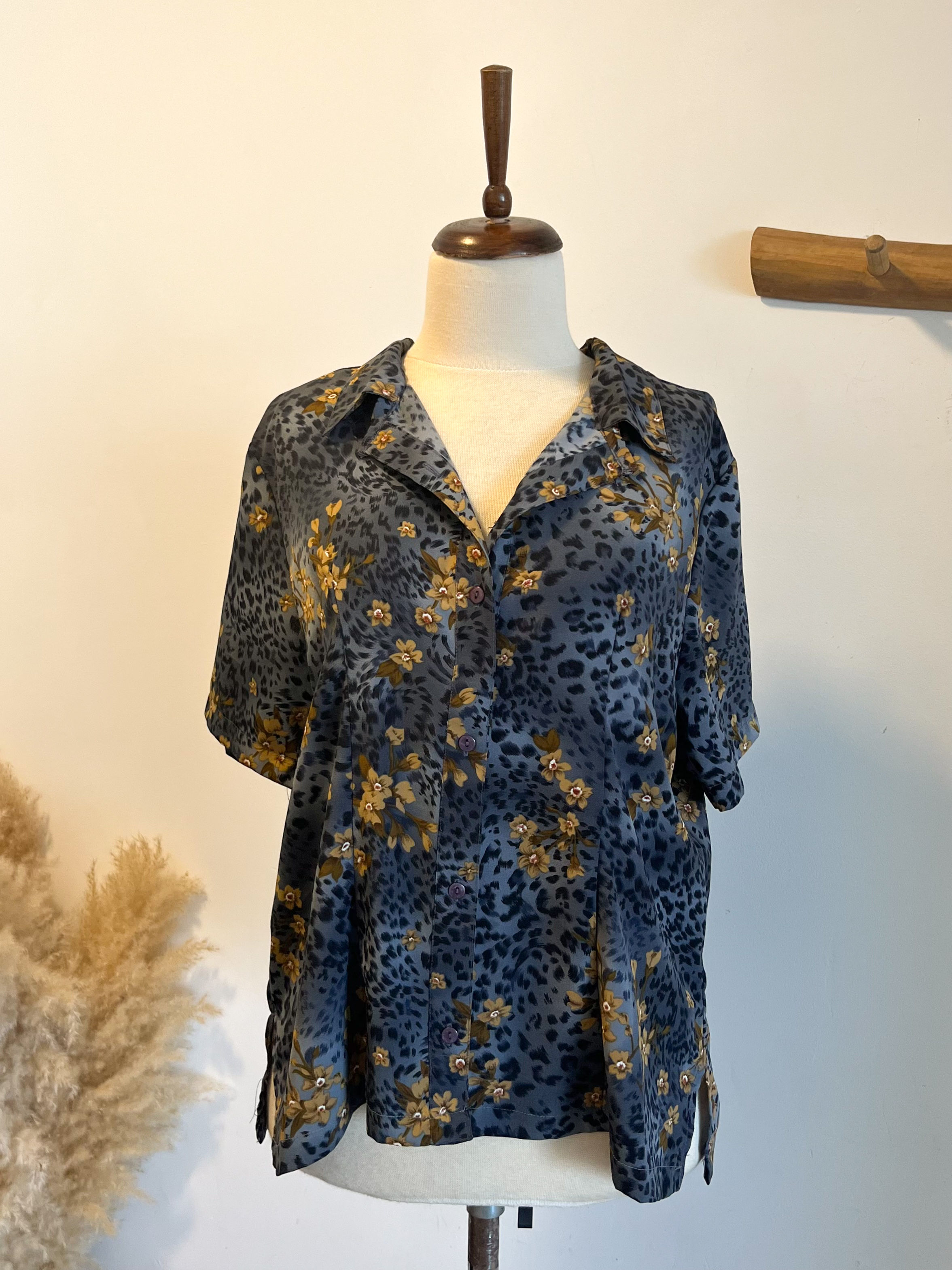 מכופתרת קצרה לאופרד פרחים