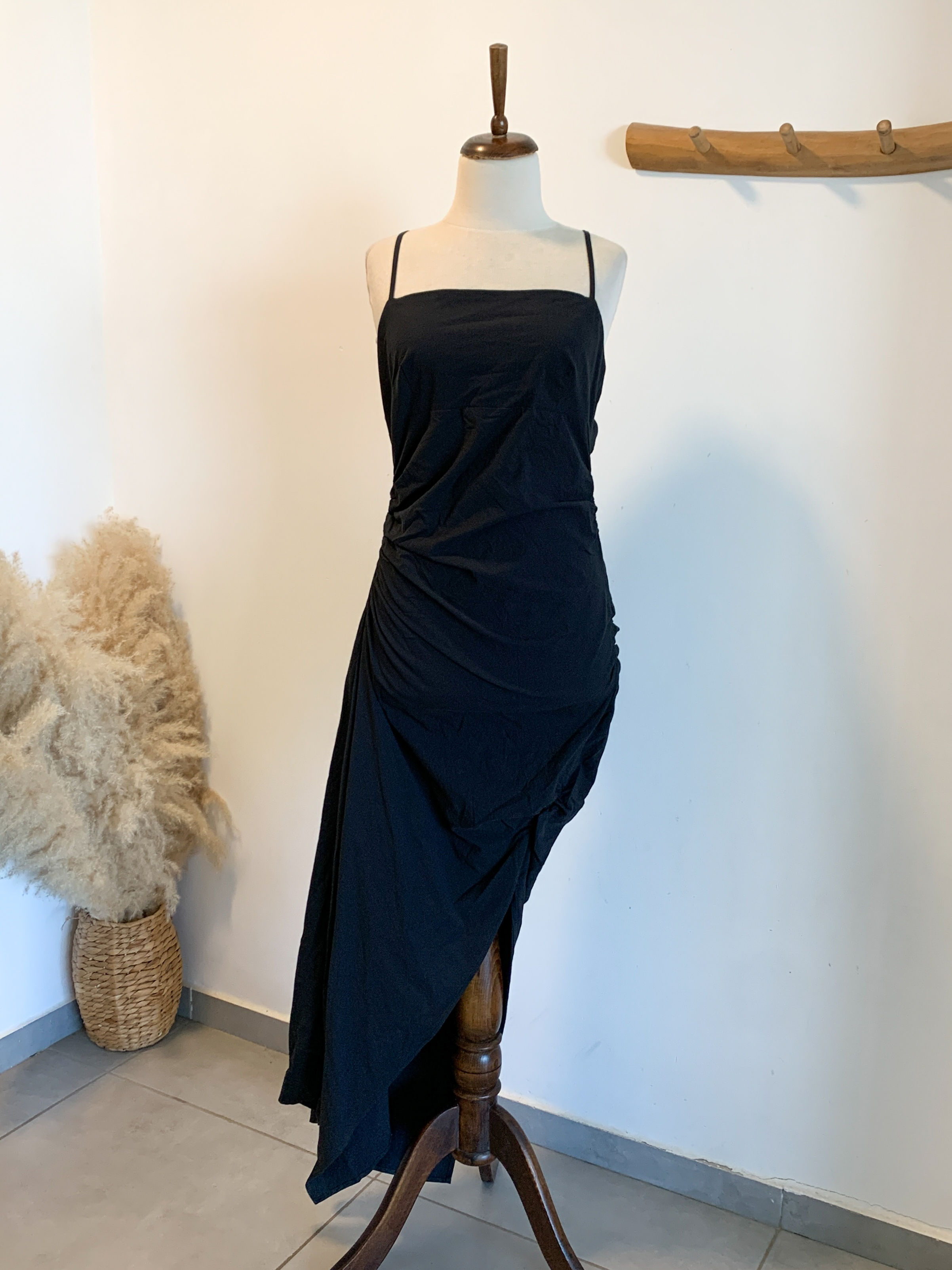 שמלת מקסי שחורה כיווצים בצדדים זארה