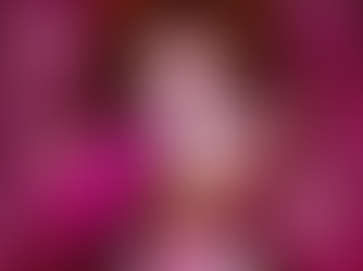 Symbolic digital portrait of a woman surrounded by origami birds and fragmented pink geometric shapes. One bird pecks into her chest while others cover her eyes, representing projection, role fixation, and the pressure of identities imposed by others.