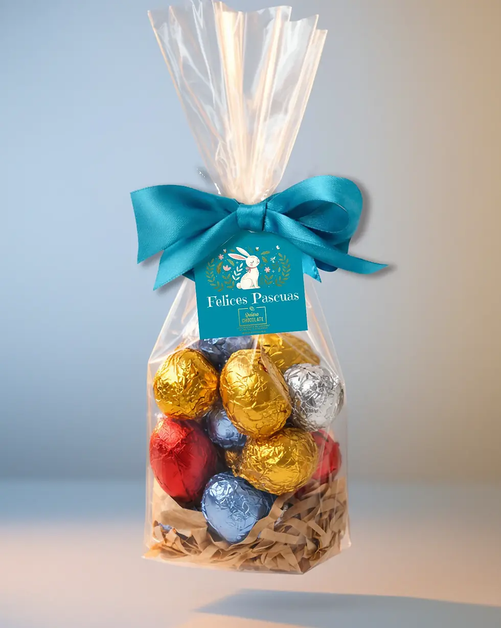 15 mini huevitos de chocolate con leche envueltos en papeles de colores, presentados en bolsa transparente con lazo turquesa