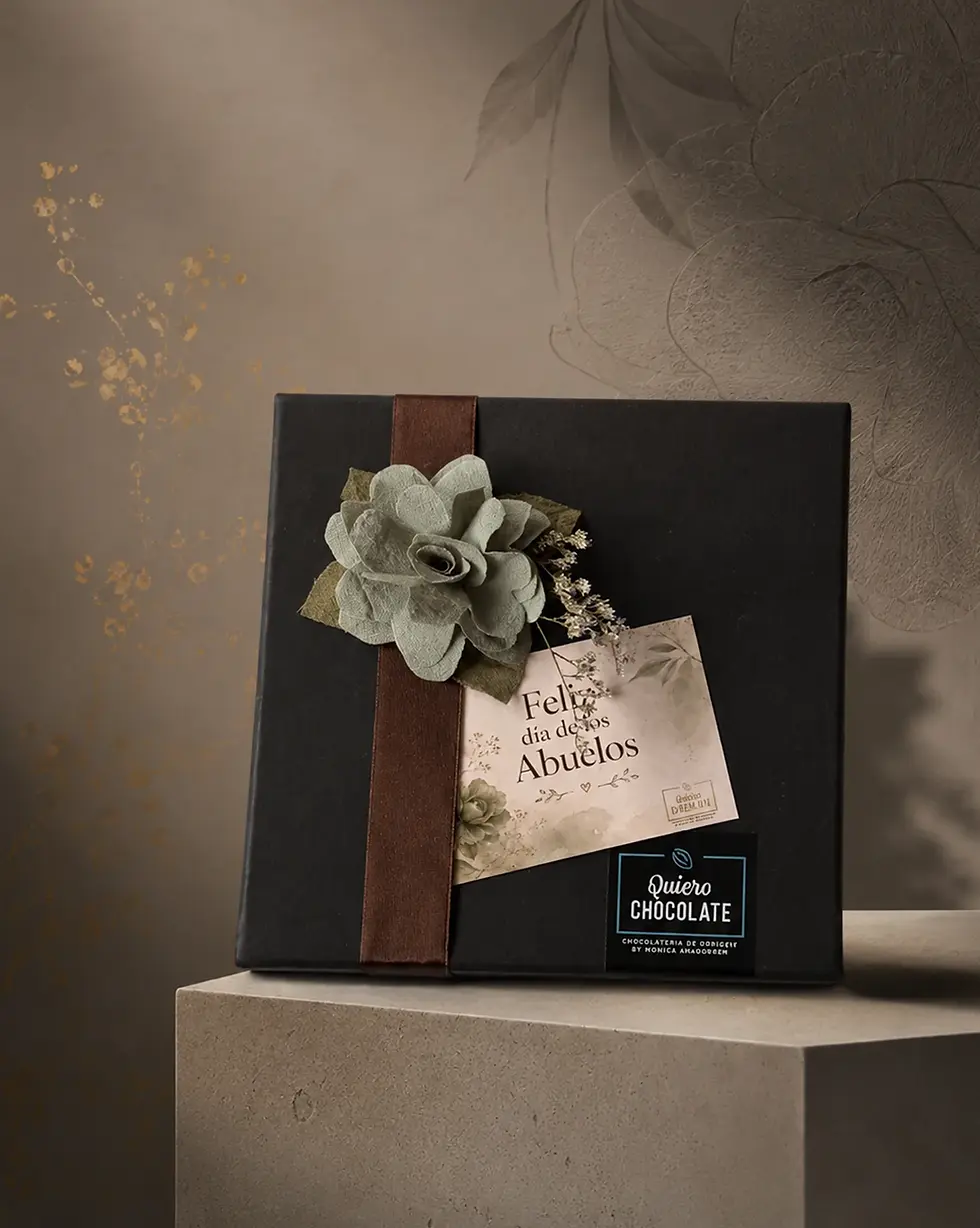 Miniatura: Caja de 24 bombones artesanales con flor de tela y tarjeta para el Día de los Abuelos.