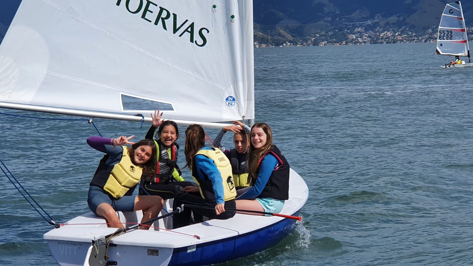 Crianças em atividades durante as clínicas de férias na BL3.