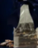 Tableta de chocolate premium con relleno de frutas, empaque elegante