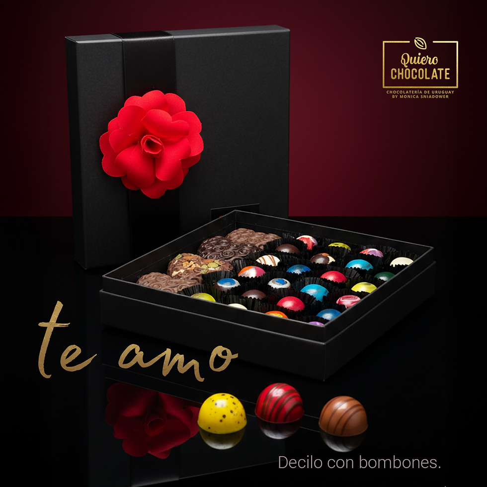 Caja de bombones artesanales surtidos Quiero Chocolate Uruguay con tapa negra y flor roja, chocolates gourmet rellenos y deco