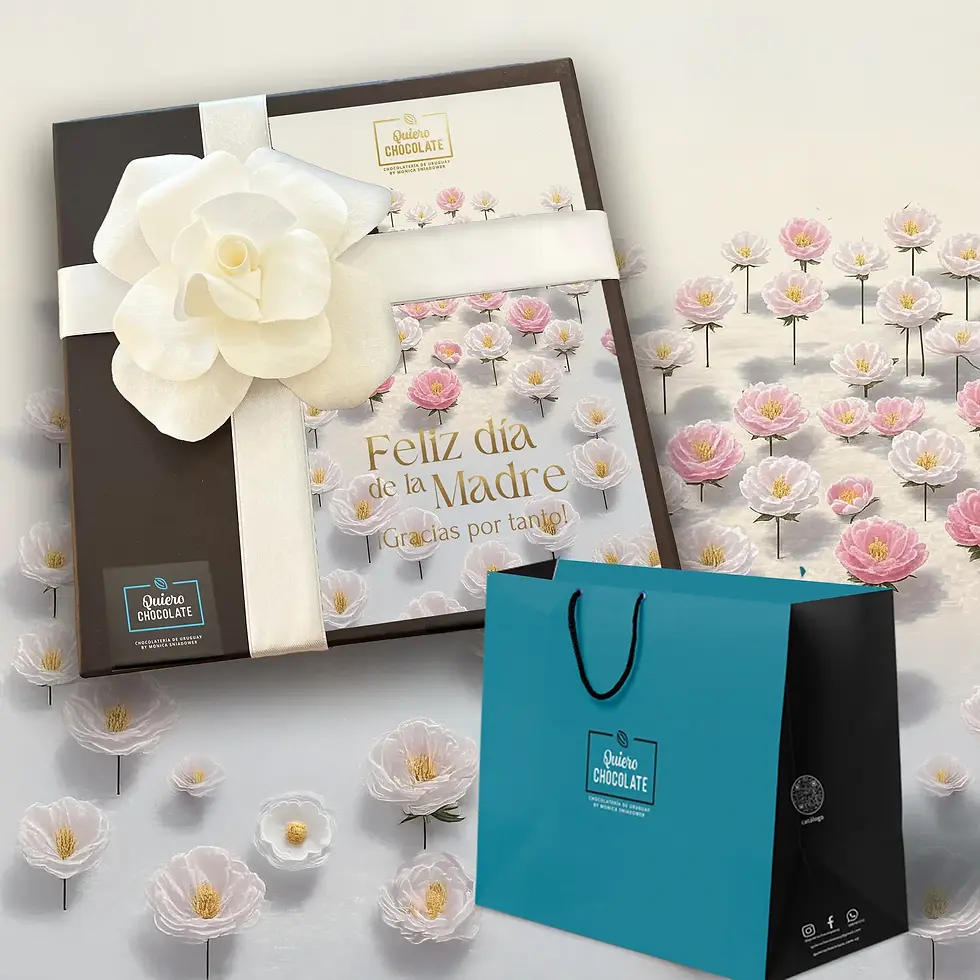 Miniatura: Una caja de bombones "Quiero Chocolate" con un mensaje de "Feliz Día de la Madre" y una bolsa de regalo a juego en turquesa y