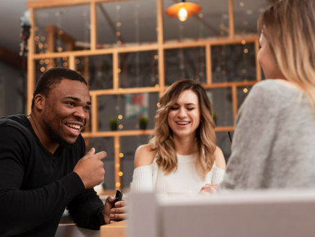 Couple de futurs mariés qui rencontrent leur Wedding Planner