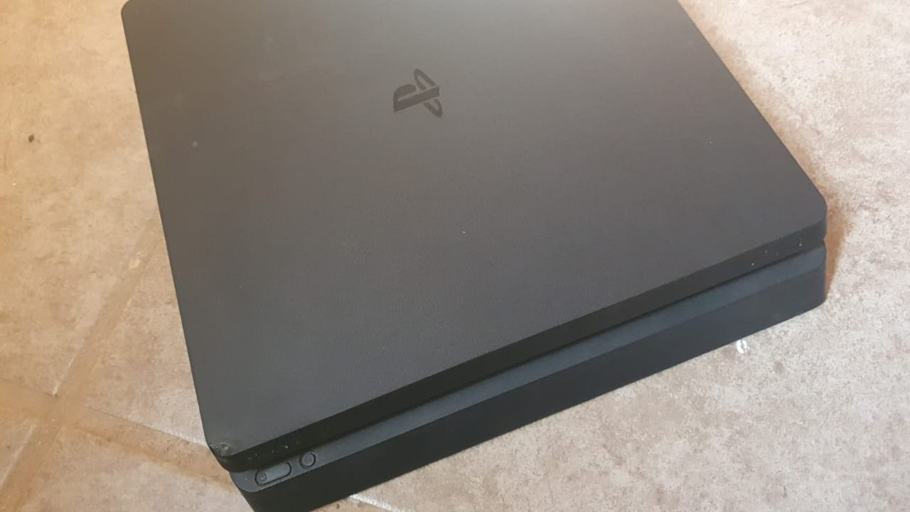 Play Station 4 Slim