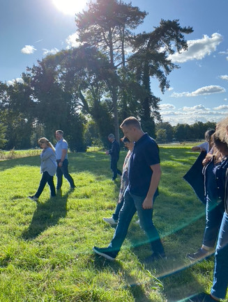 Personnes qui marchent dans la nature