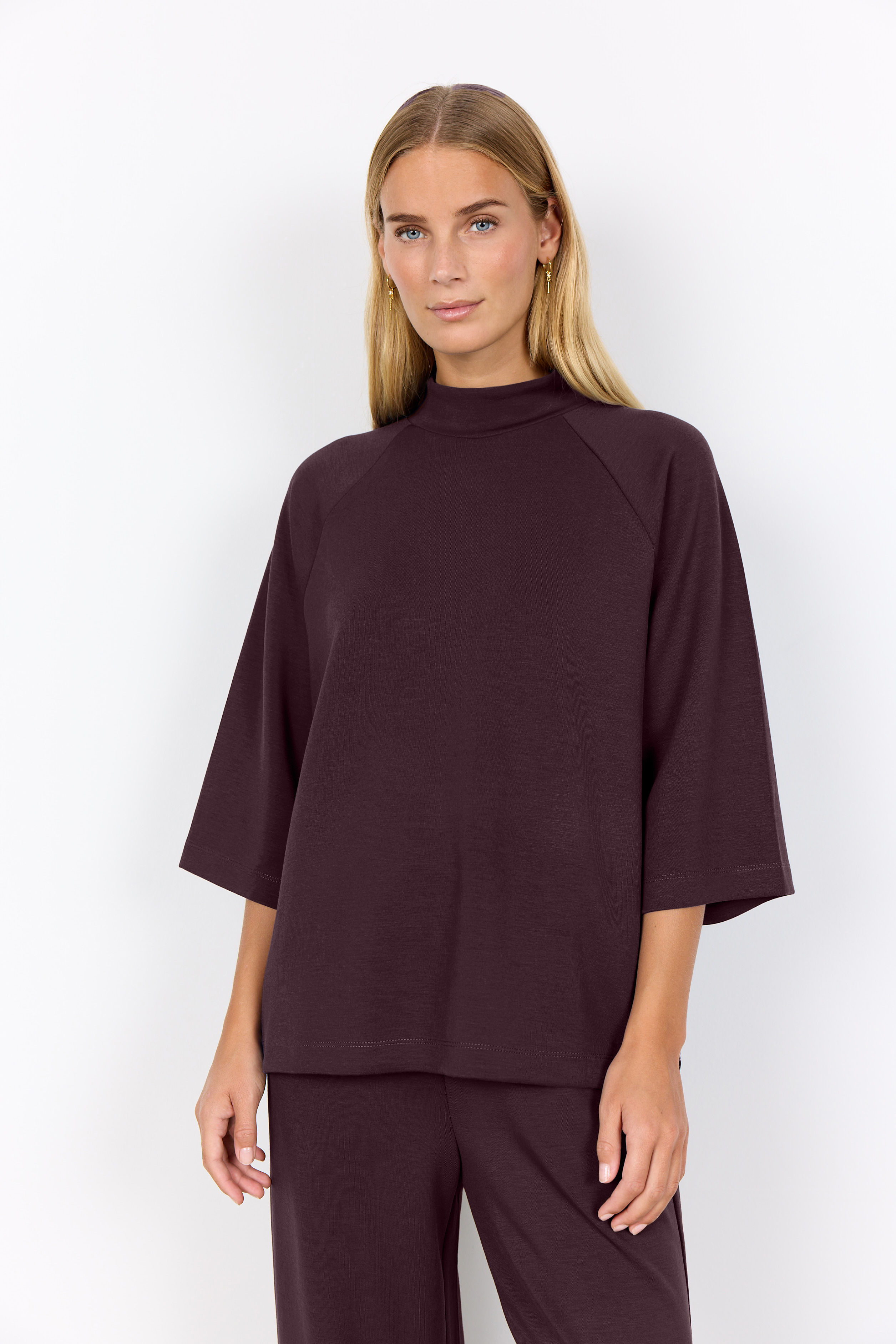 Burgundy blouse met hoge hals Soyaconcept