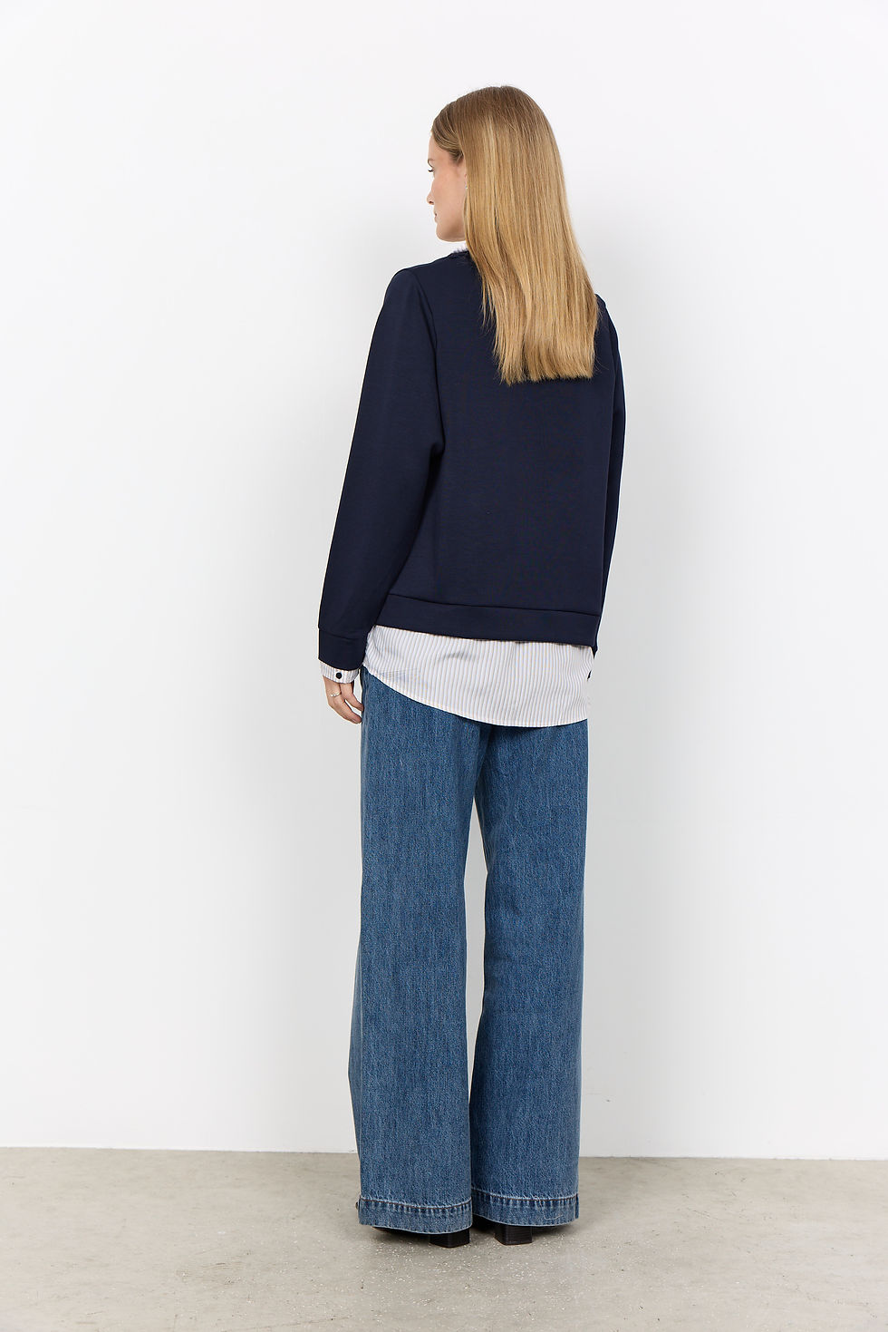 Thumbnail: Donkerblauwe blouse met V-hals Soyaconcept