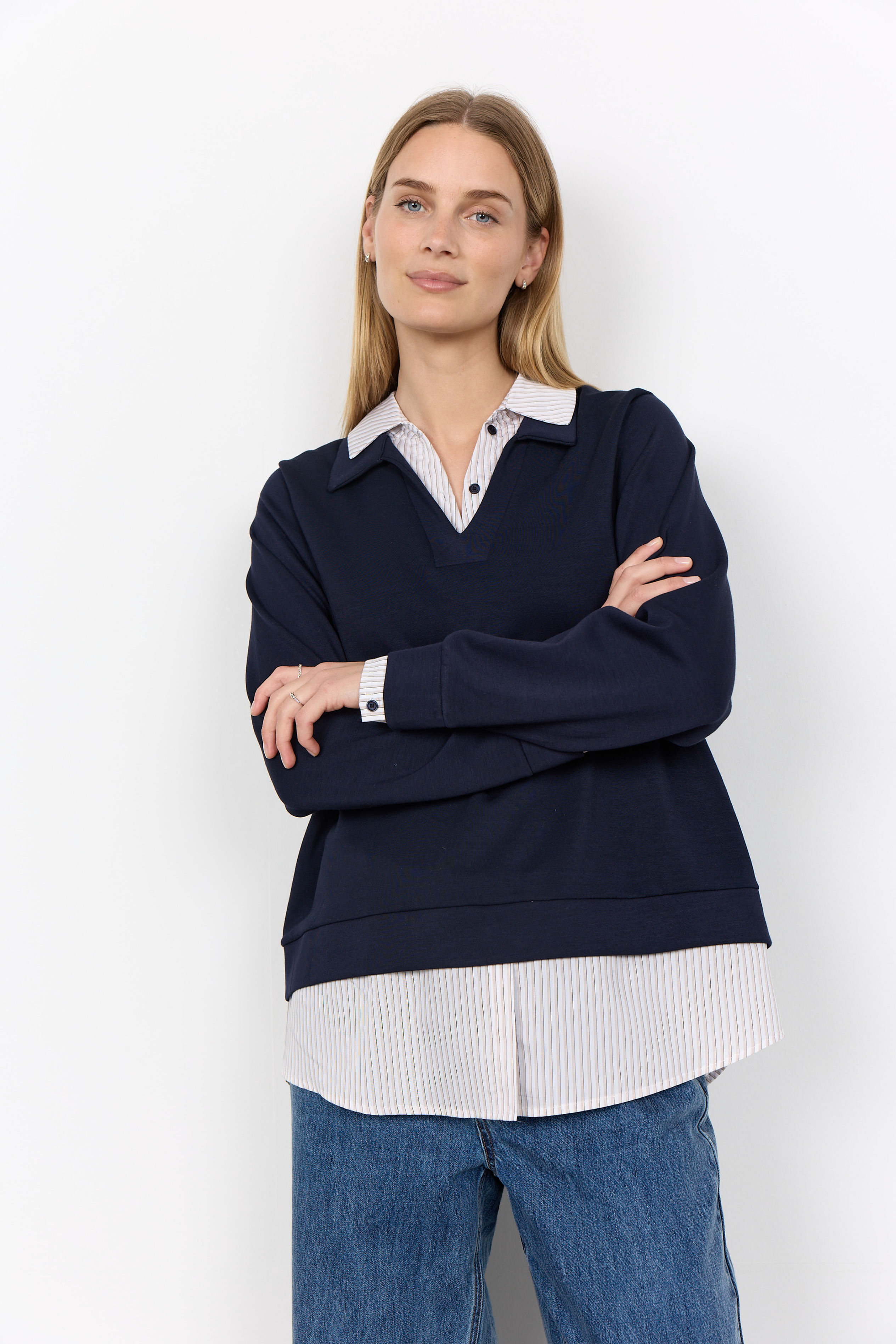 Donkerblauwe blouse met V-hals Soyaconcept