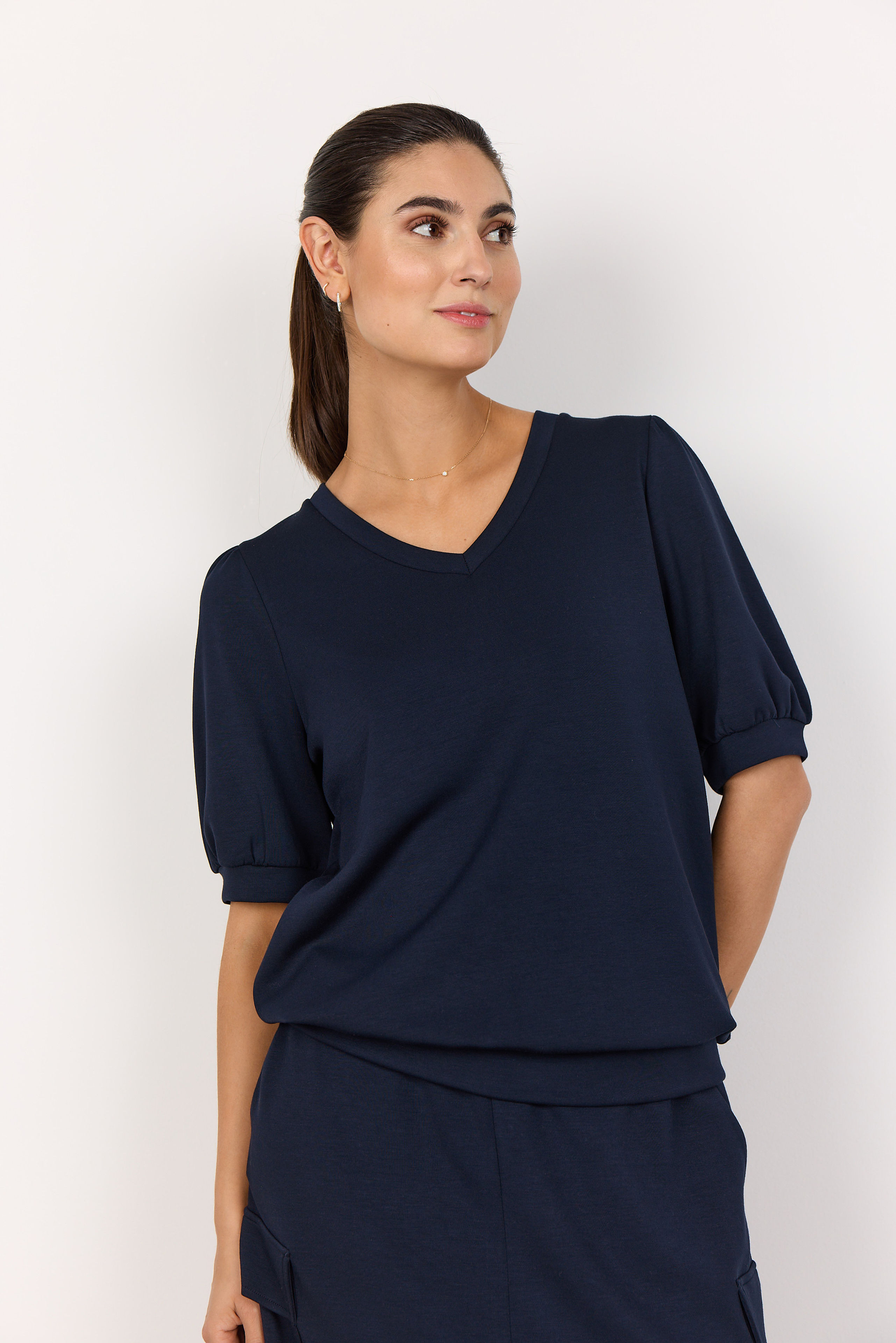 Donkerblauw T-shirt met V-hals Soyaconcept