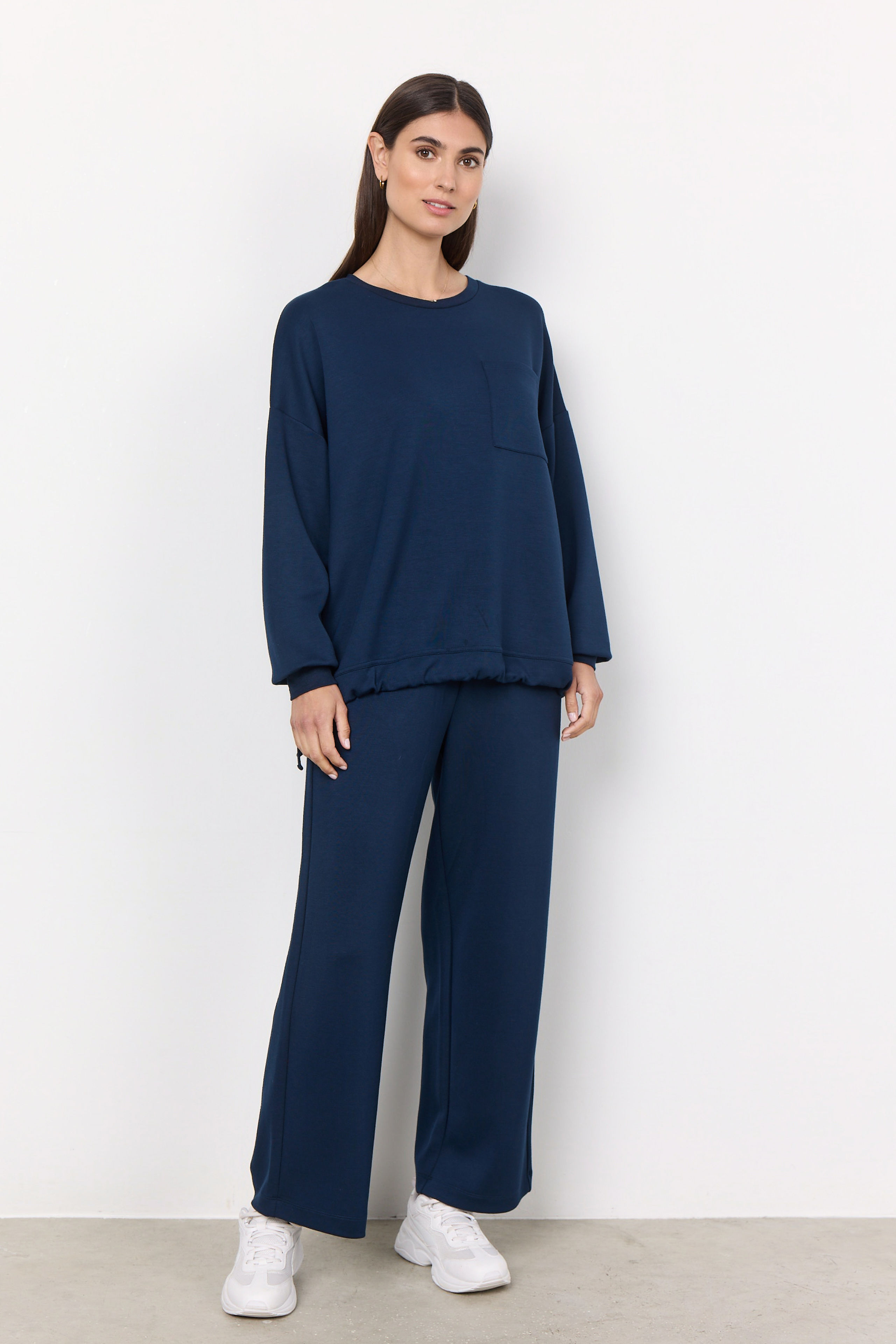 Donkerblauwe broek met een elastische tailleband Soyaconcept