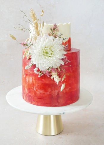 Kleine vegane Hochzeitstorte in Berlin und mit veganer Buttercreme plus saftigem veganen Schokoladenkuchen gemacht.