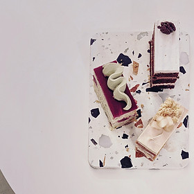 vegan cake slices at Mansfield Park Café in Berlin Wedding.