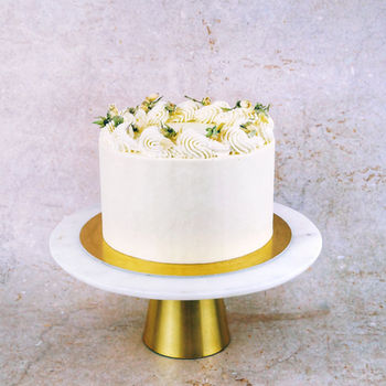 Vegane Buttercremetorte mit veganer Karamellfüllung und Tortenlieferung in Berlin.