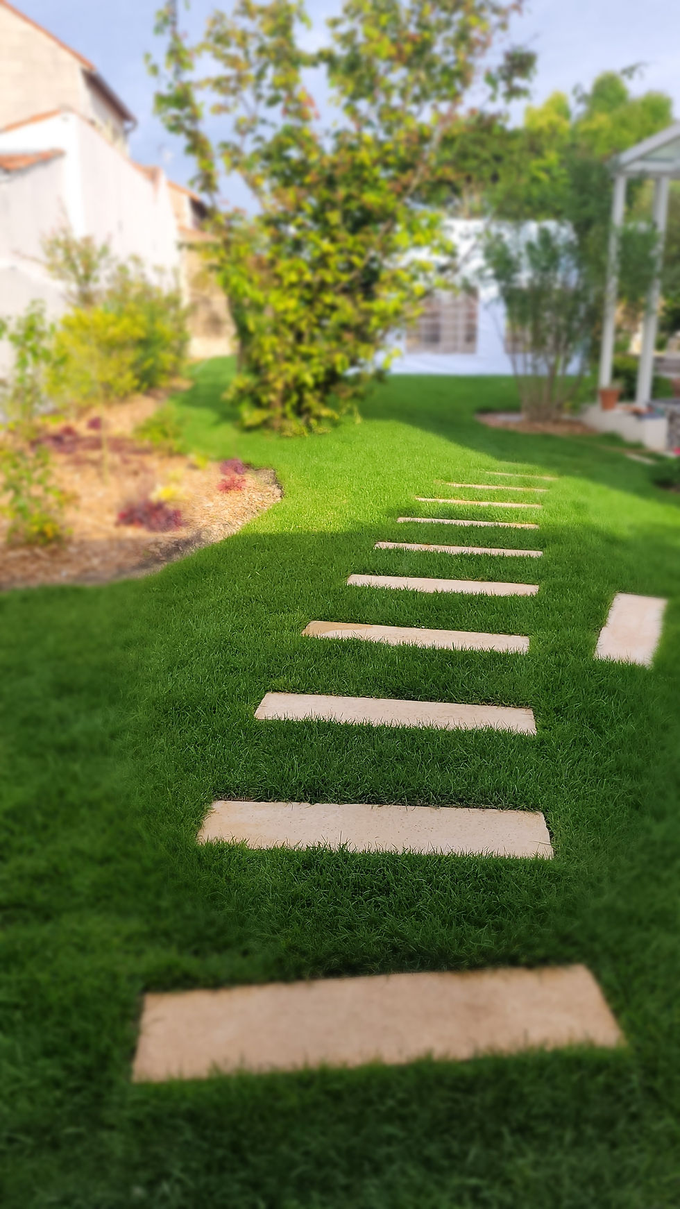 Cheminement en dalles travertin dans jardin