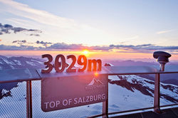 Das hölzerne Höhenschild "3029m Top of Salzburg" in der Gipfelwelt 3000 am Kitzsteinhorn während des