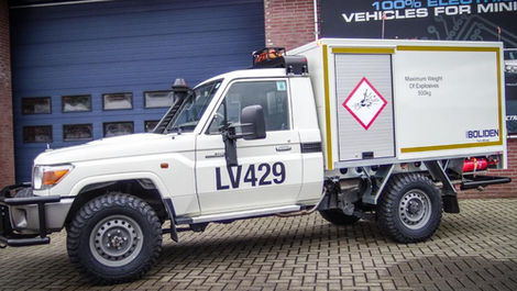 Weißer Geländewagen LV429 mit Gefahrstoffsymbol