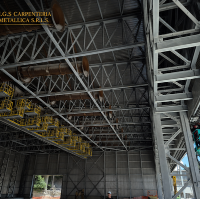 Struttura metallica portante con passerelle tecniche realizzata da I.G.S. Carpenteria Metallica S.R.L.S per impianto industriale.