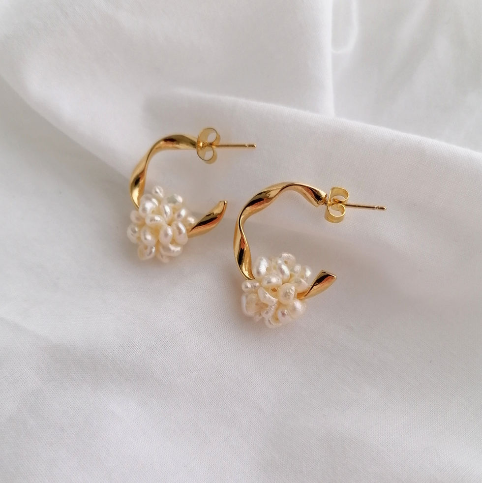 Thumbnail: Goldene Creolen mit Perlen