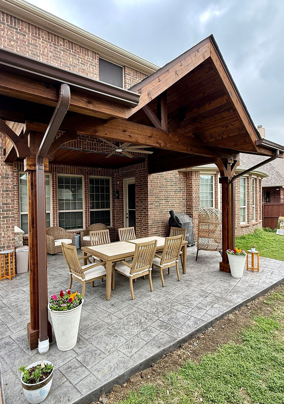 Sun, Shade, and Spring Nights in This Frisco Backyard