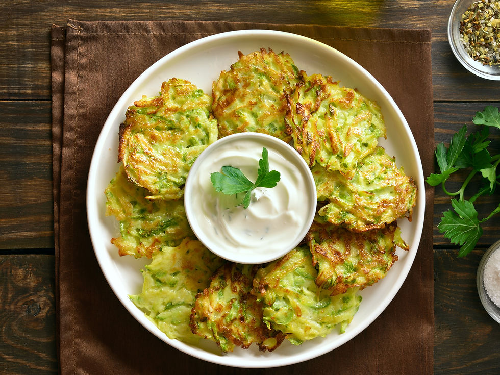 Zucchinipuffer mit Quarkdip