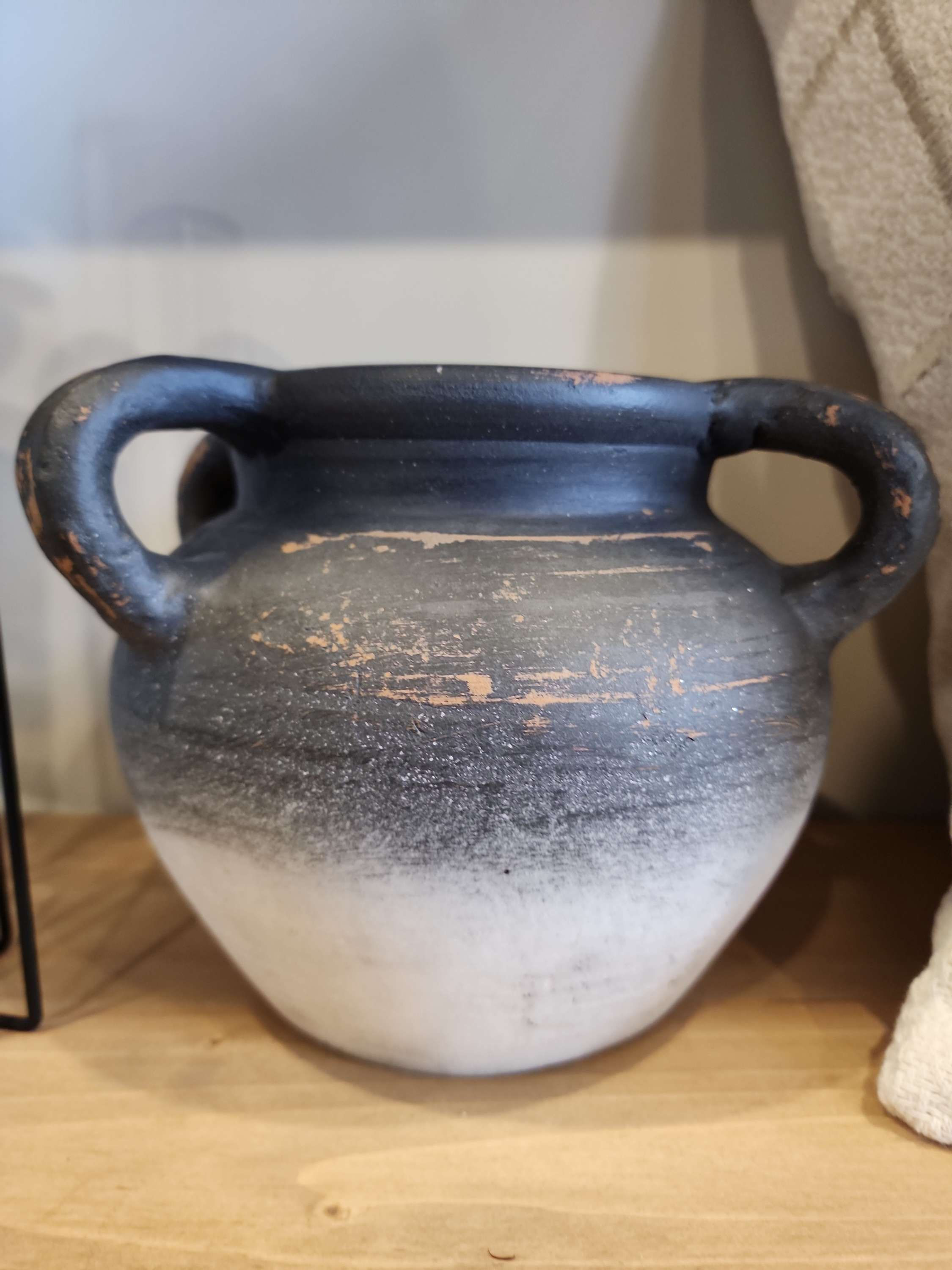 Vase gris avec anses