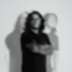 hombre joven de lentes con playera negra