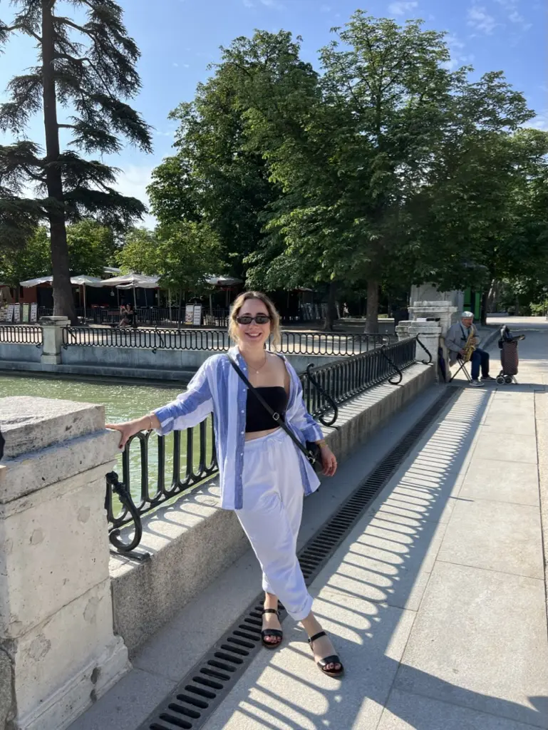 girl smiling in El Retiro Park Madrid